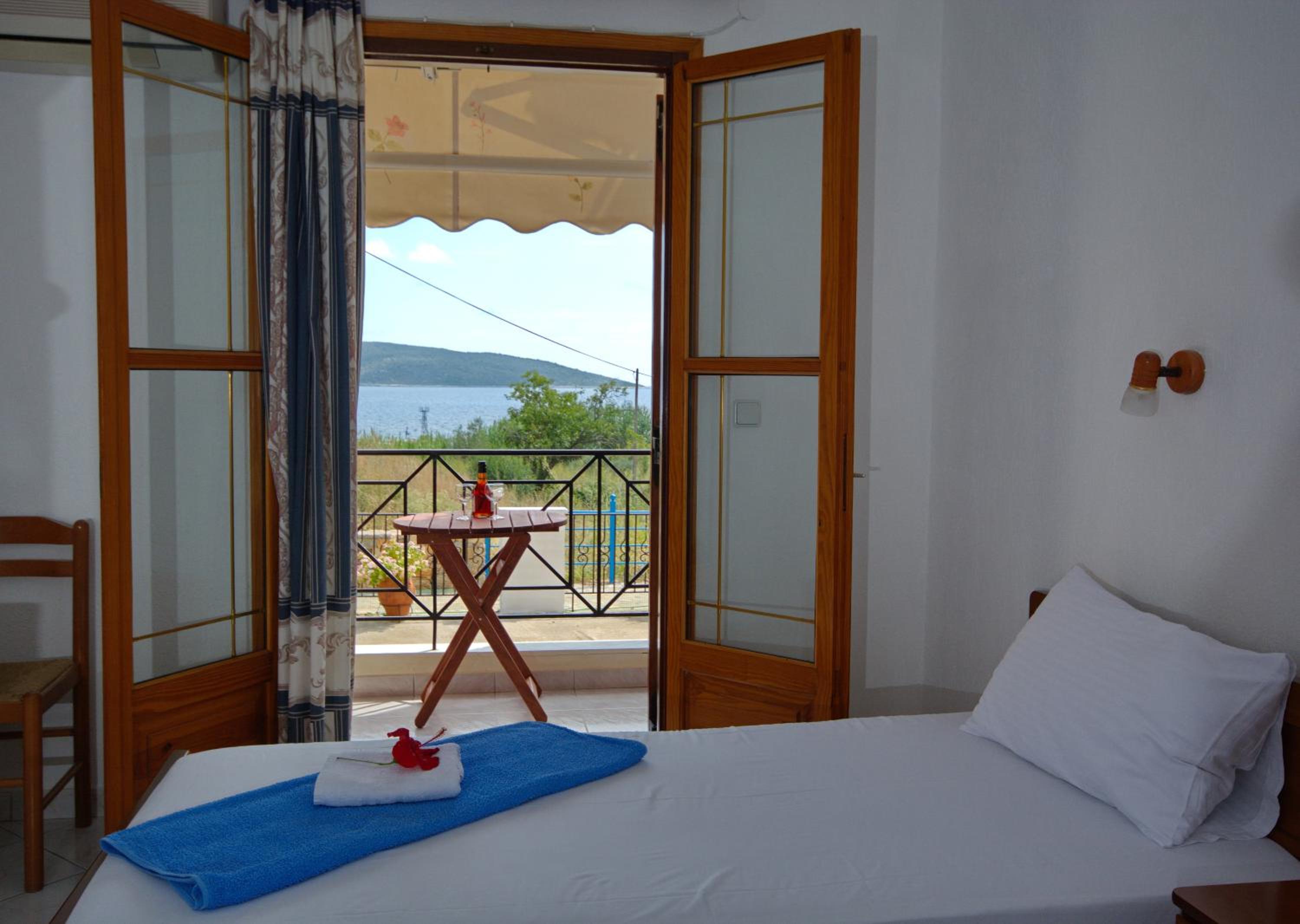 Double Room with Sea View - Photo 3