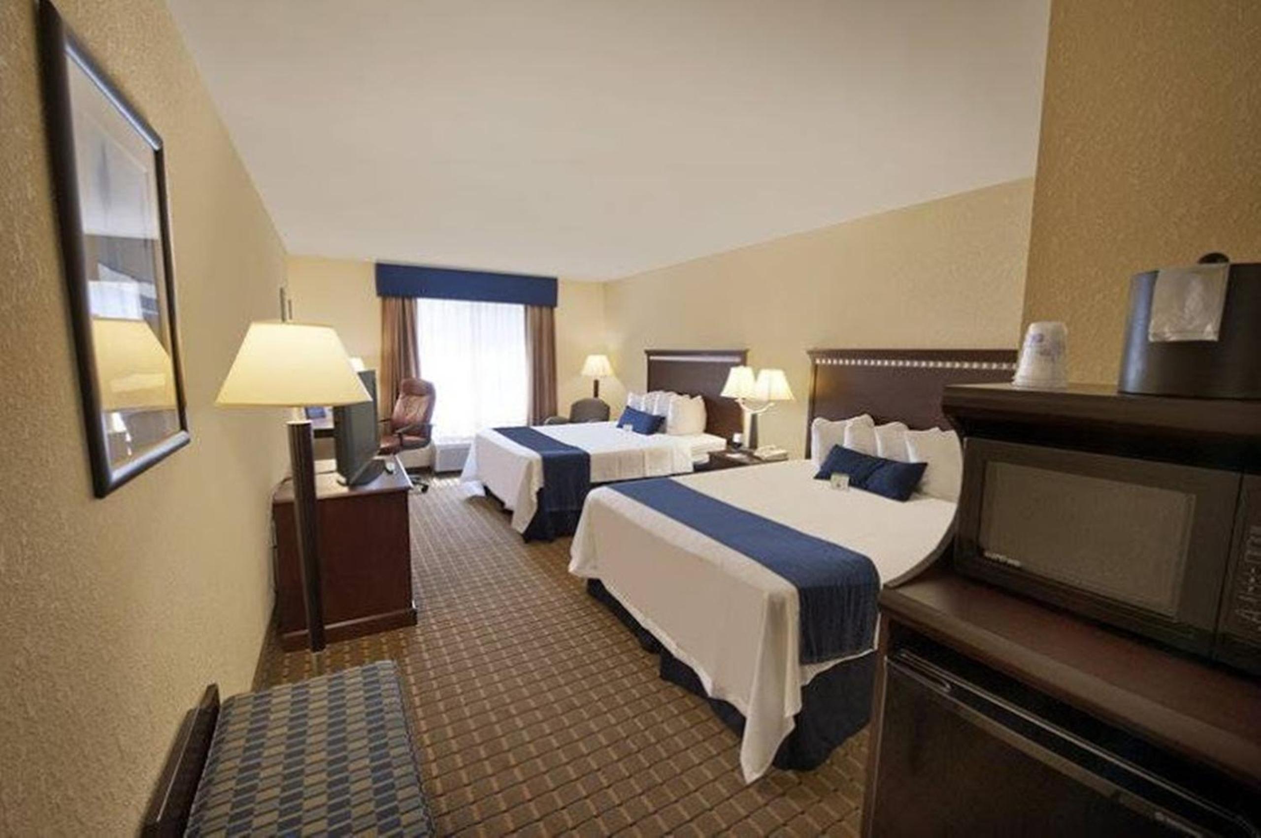 Standard Room with Two Queen Beds - Photo 1
