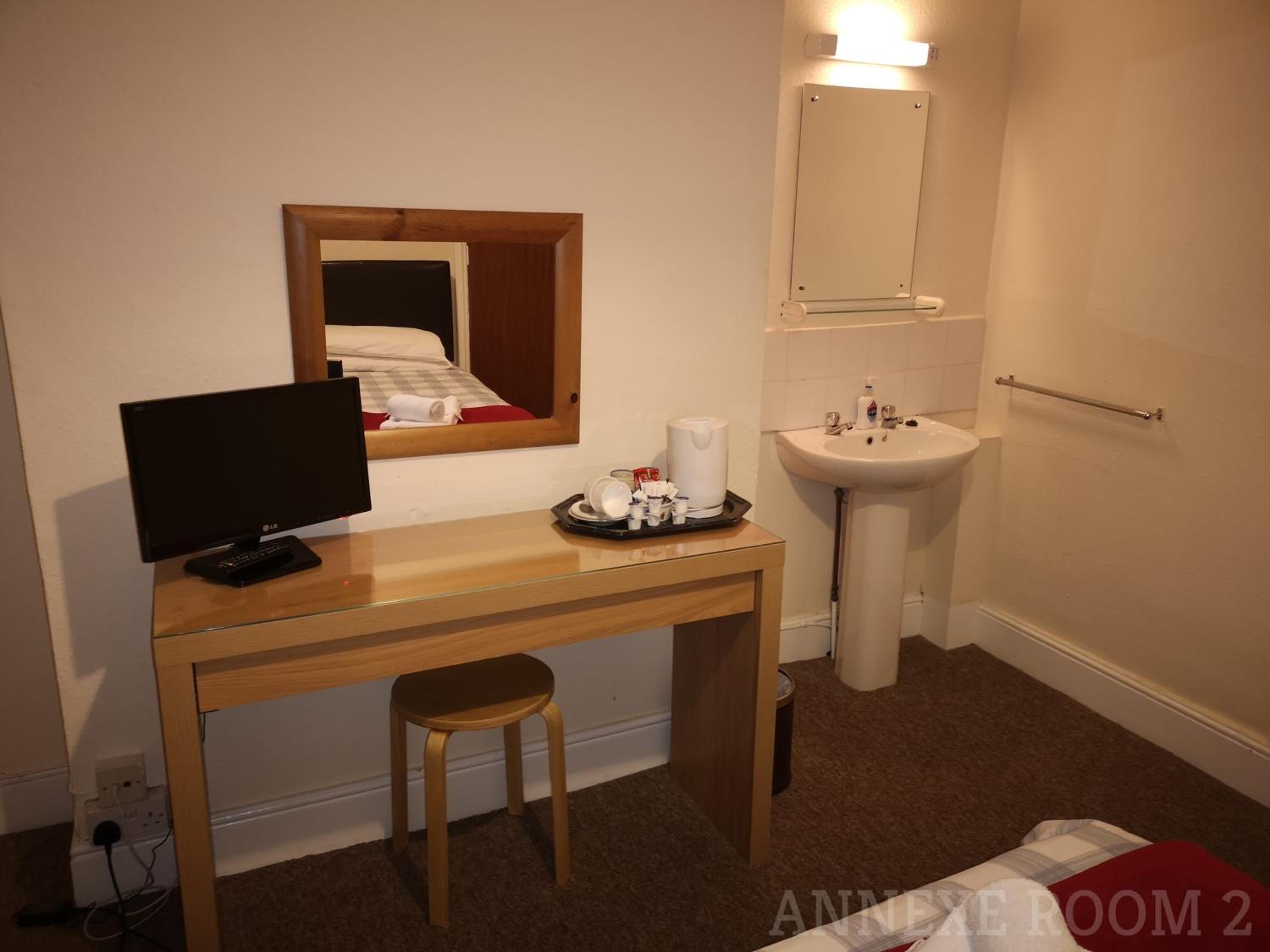 Twin Annex Room with Shared Bathroom photo 2