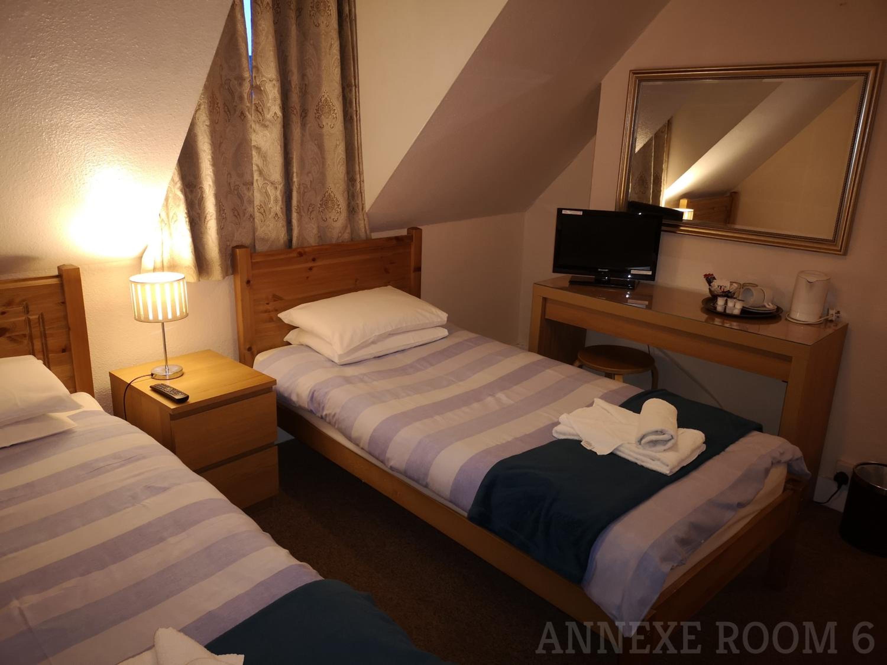 Twin Annex Room with Shared Bathroom photo 3