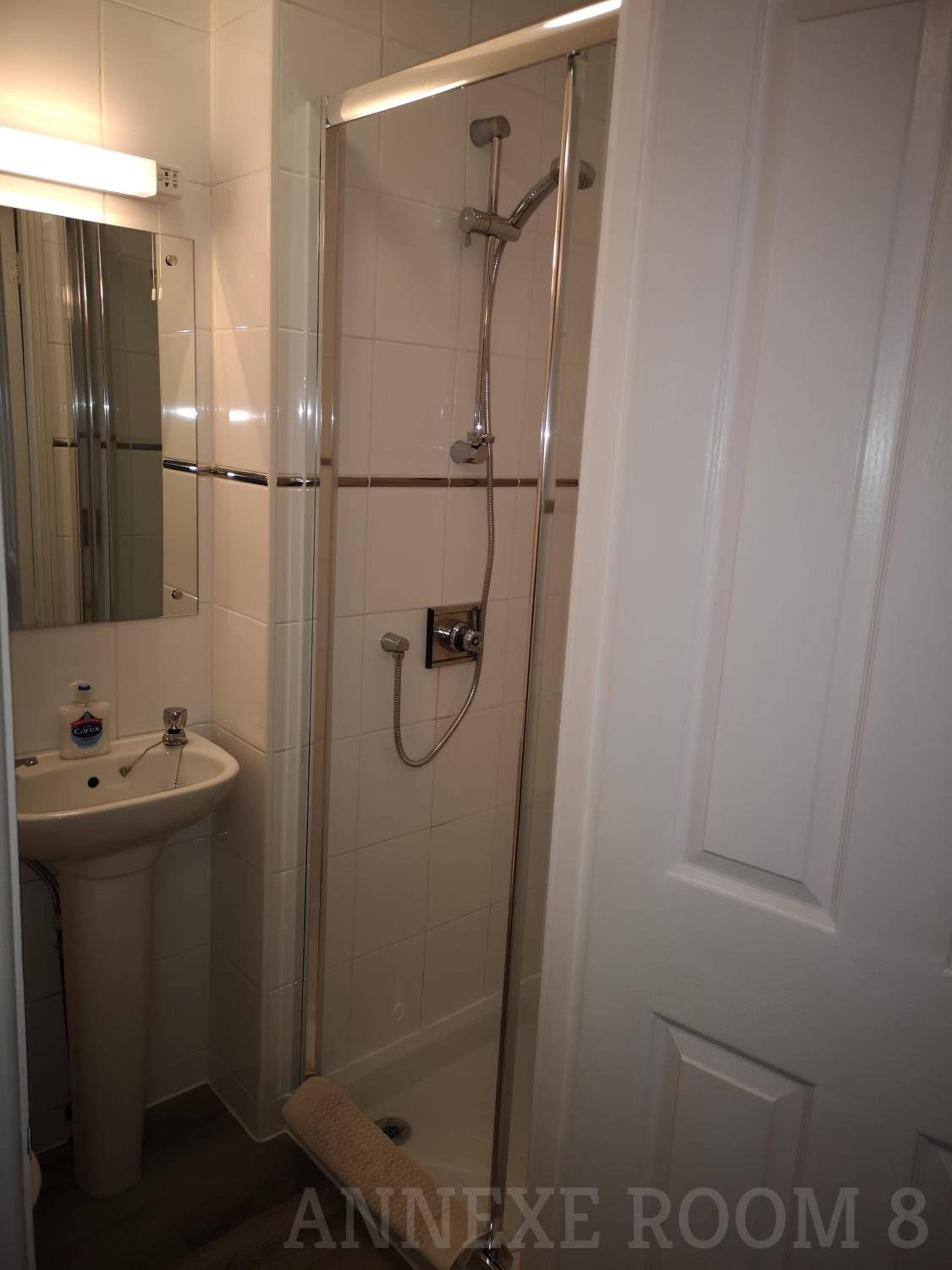 Single Room Ensuite Bathroom - Annex photo 3
