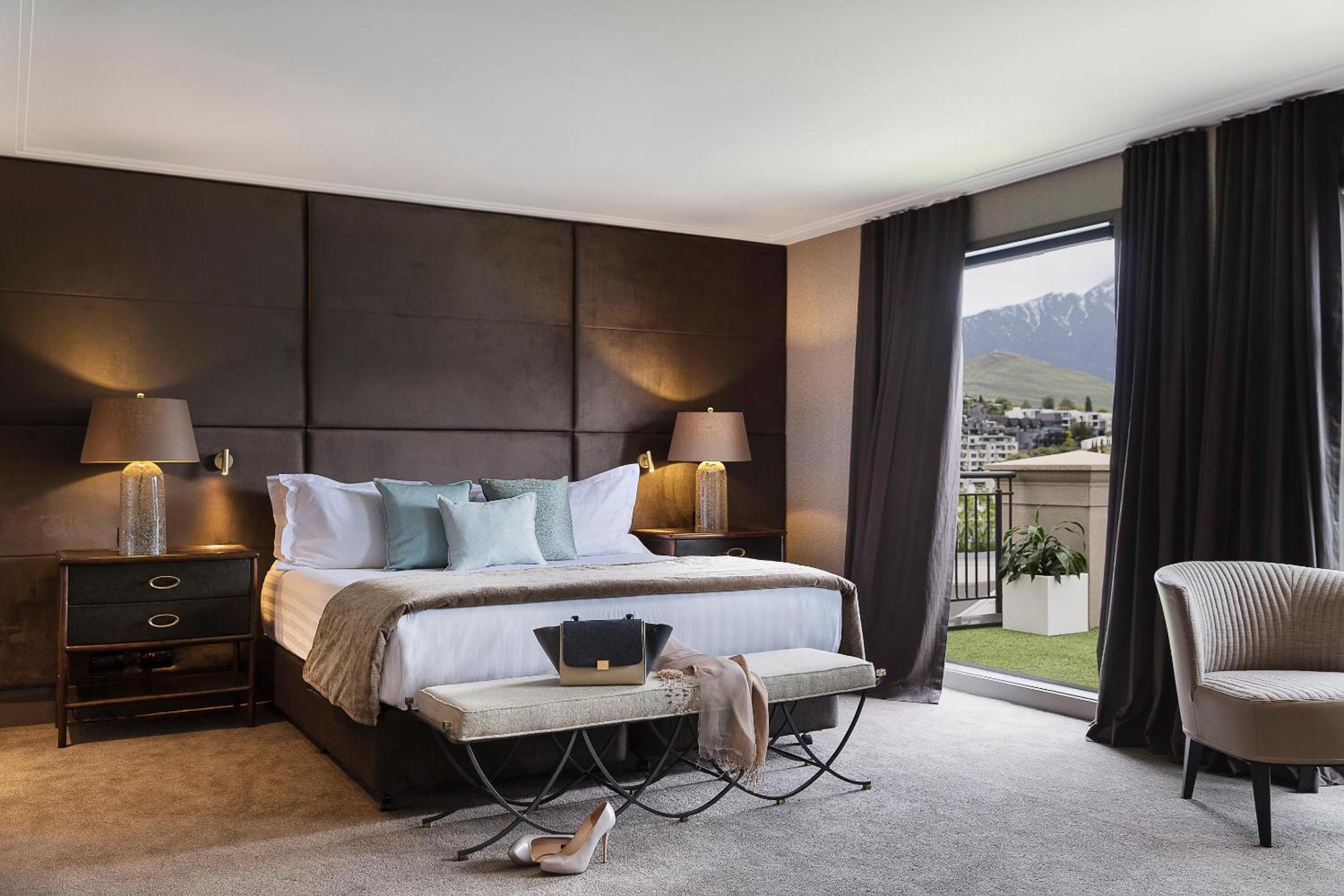 PENTHOUSE No 10, 1 King Bed, Lake View, Private Theater & Outdoor Hot Tub