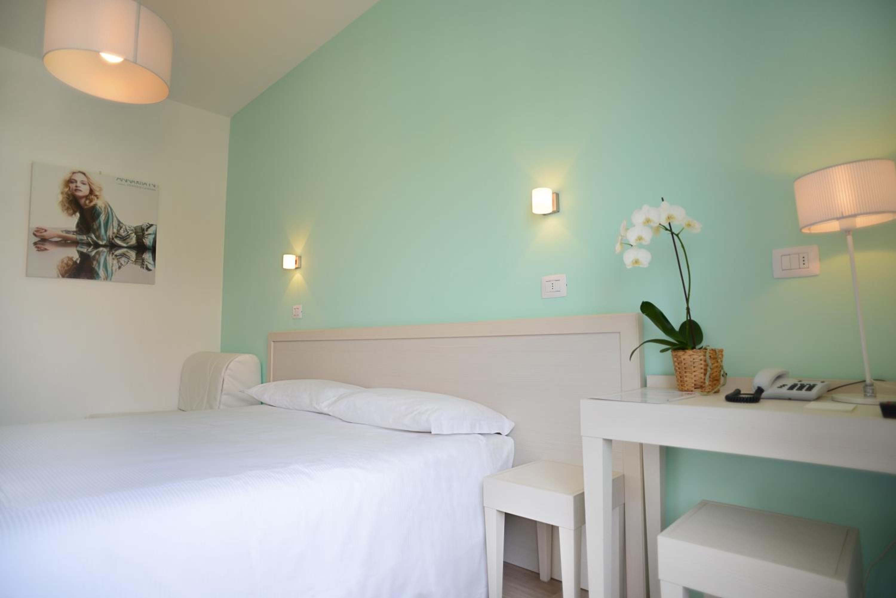 Triple Room with Balcony - Photo 8