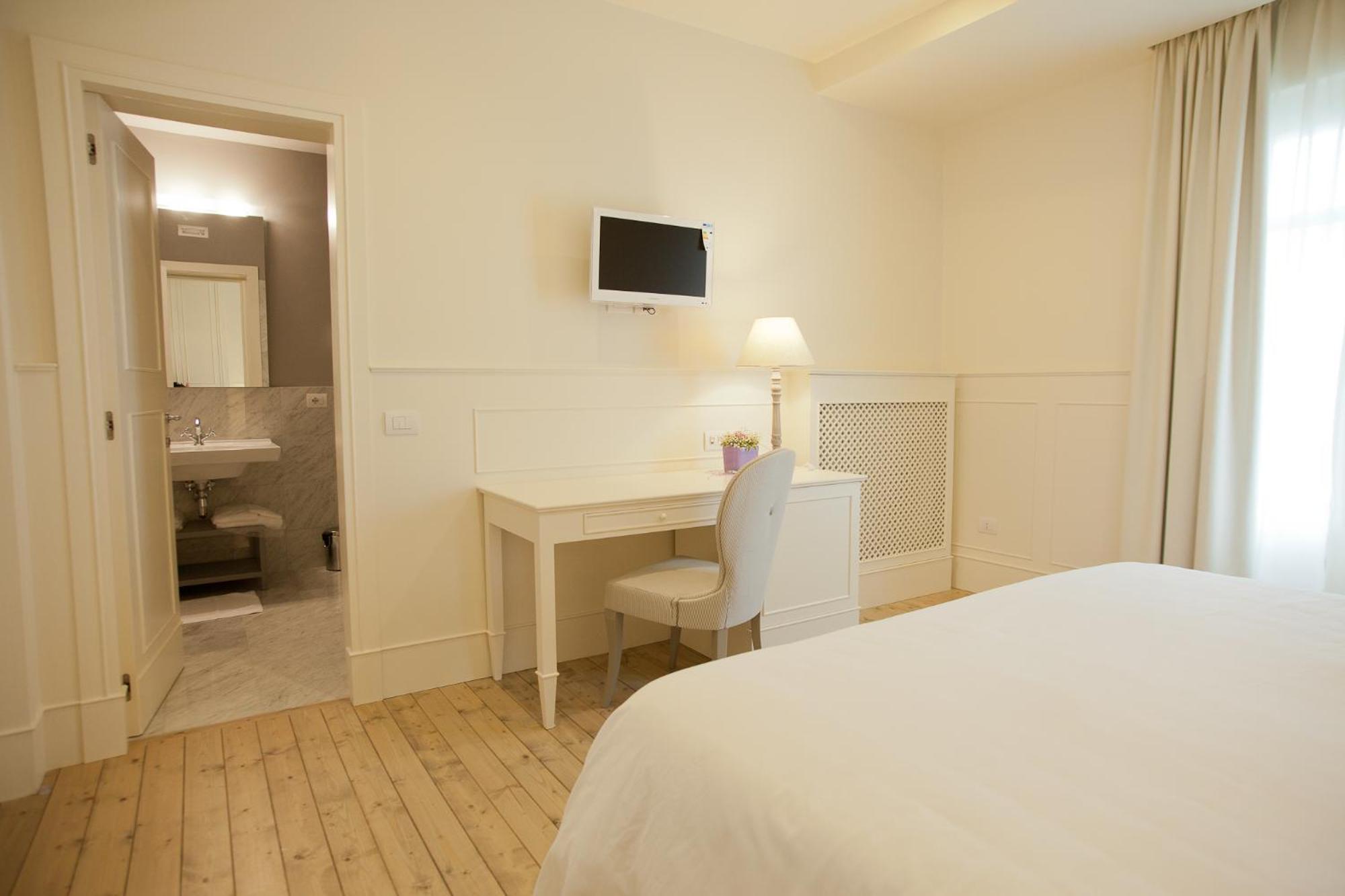 Double Room - Photo 11