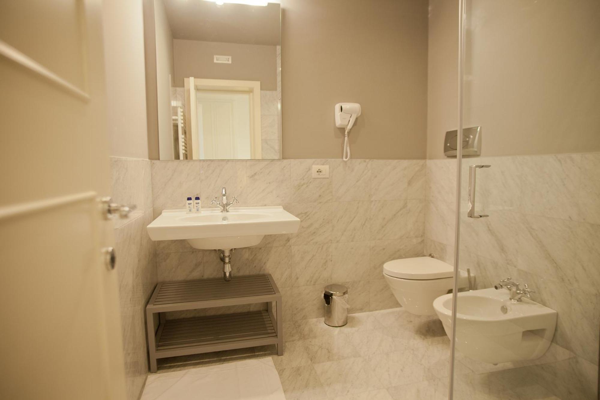 Double Room - Photo 5
