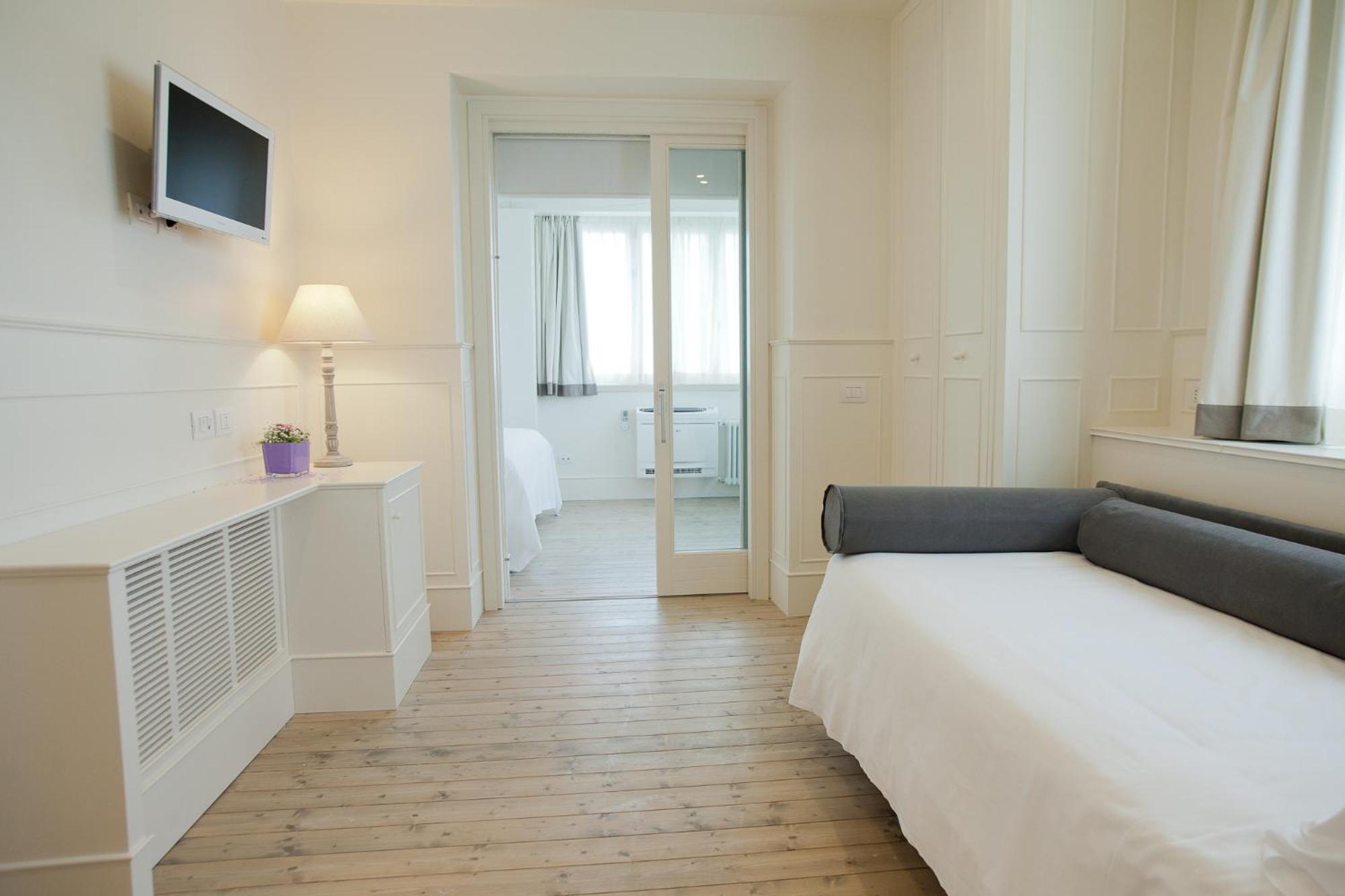 Double Room - Photo 9