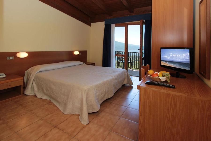 Triple Room with Lake View