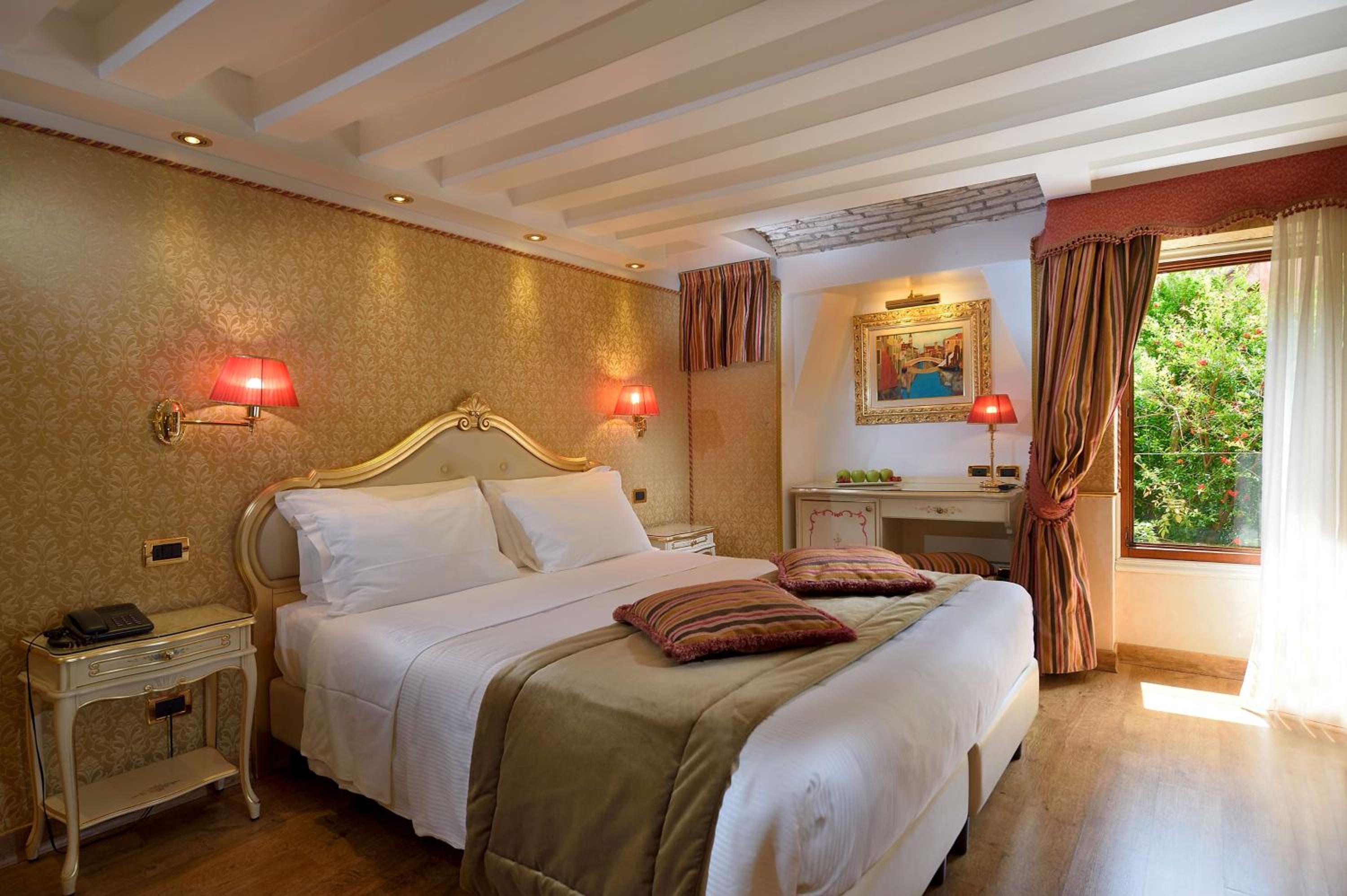 Classic Quadruple Room with Queen Bed and Sofa Bed - Non-Smoking thumbnail 5
