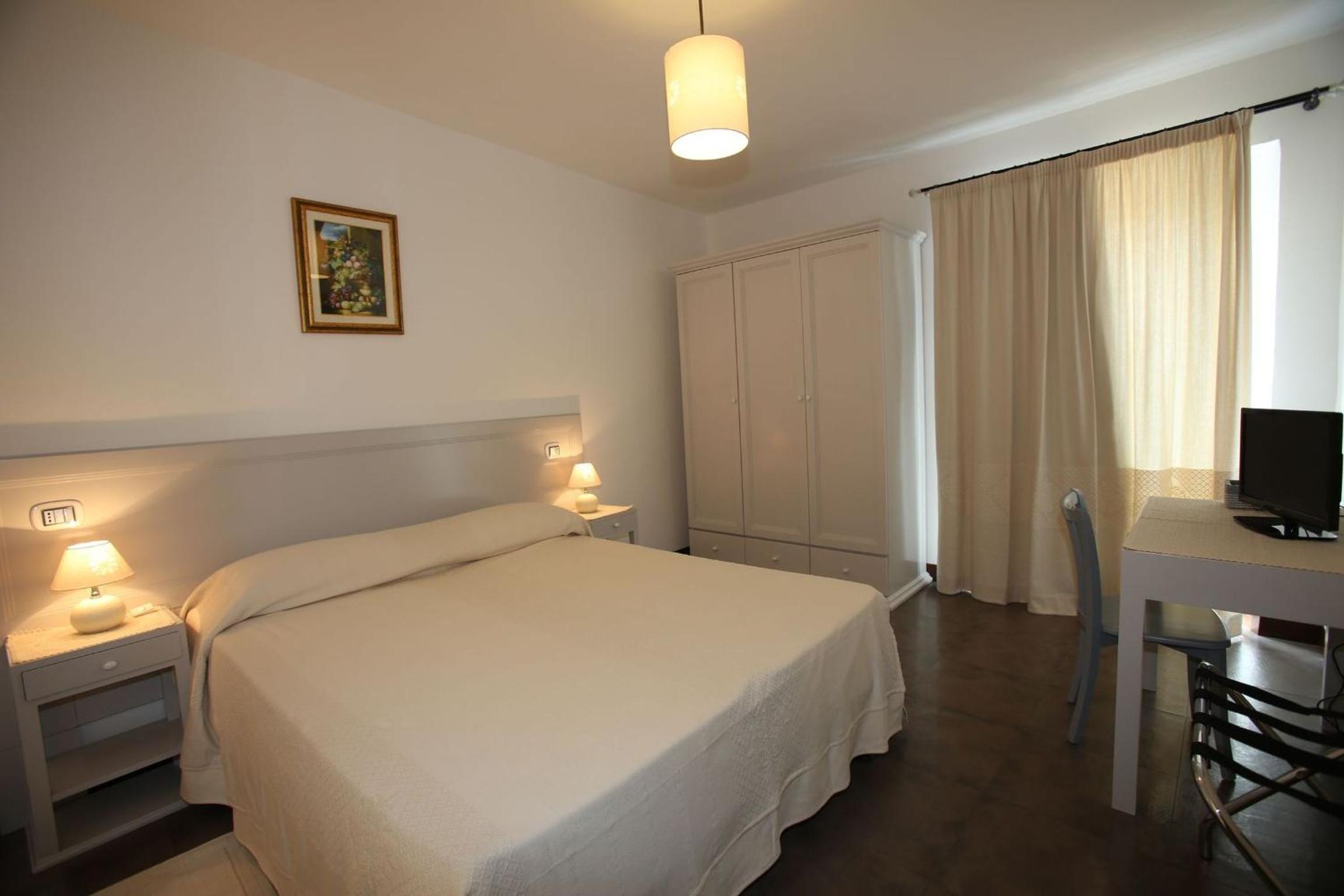 One-Bedroom Suite with Balcony - Photo 5
