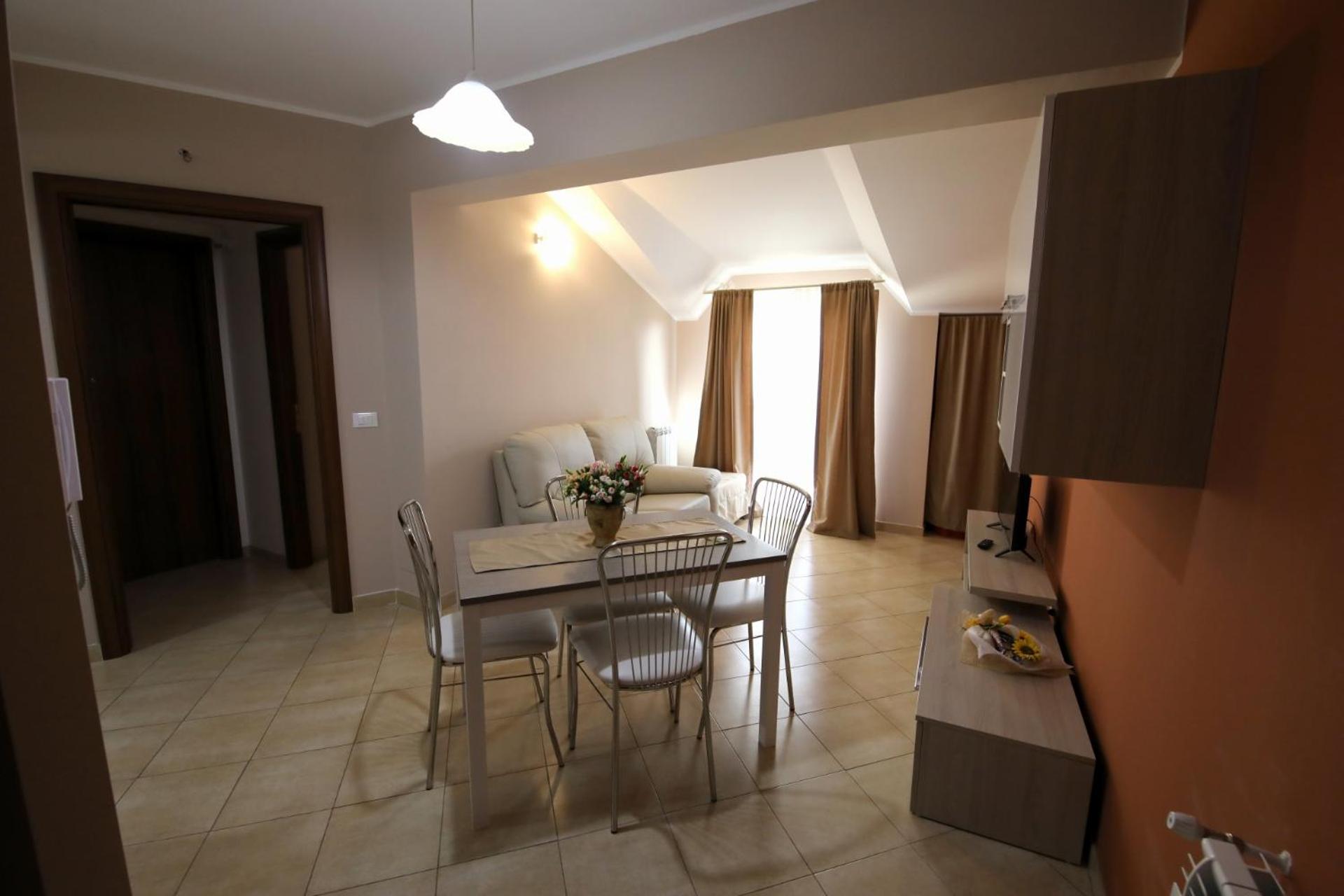 One-Bedroom Apartment - Photo 2