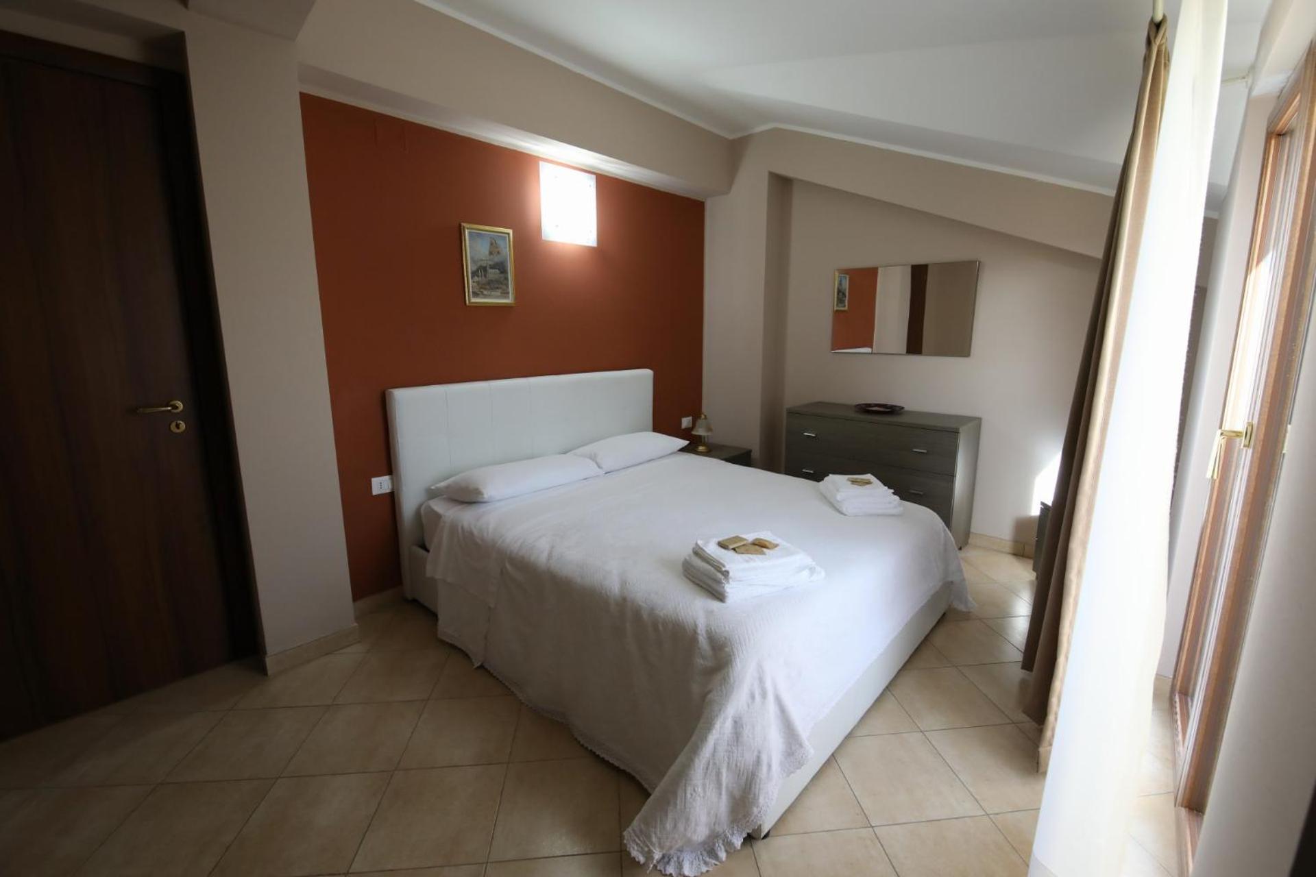 One-Bedroom Apartment - Photo 9