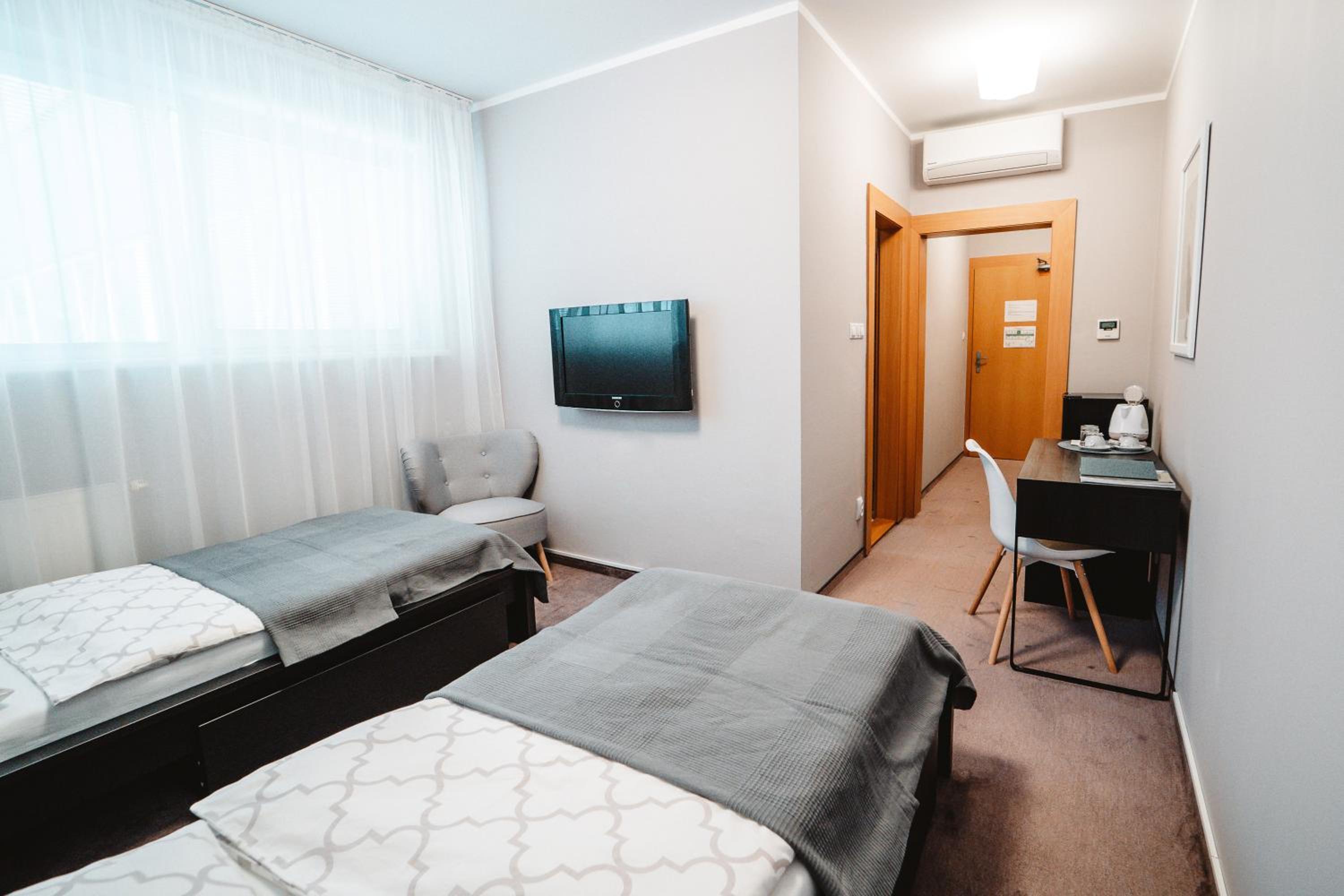 Twin Room with Private Bathroom, photo 7