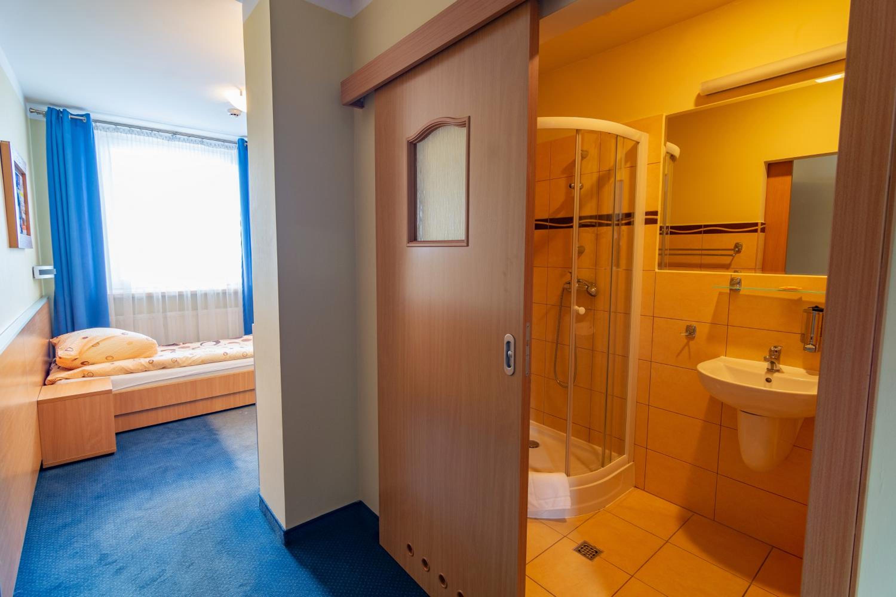 Single Room with Private Bathroom photo 1