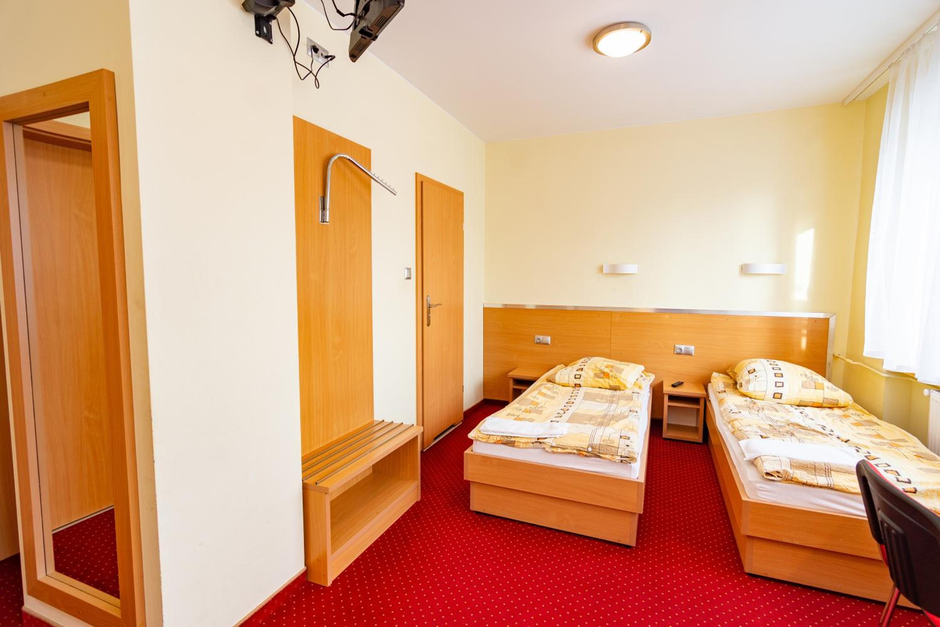 Twin Room with Private Bathroom photo 2