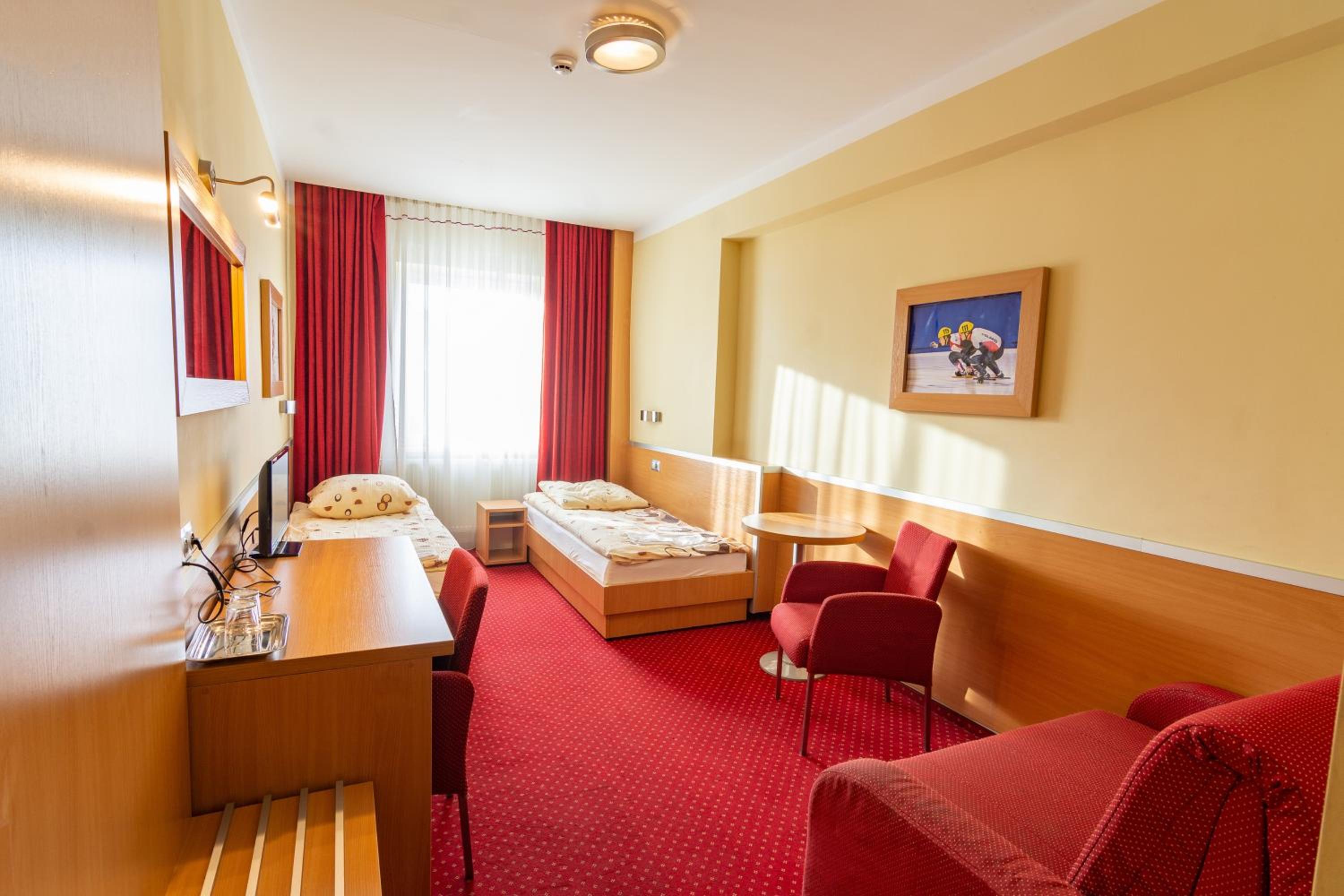 Twin Room with Private Bathroom photo 1