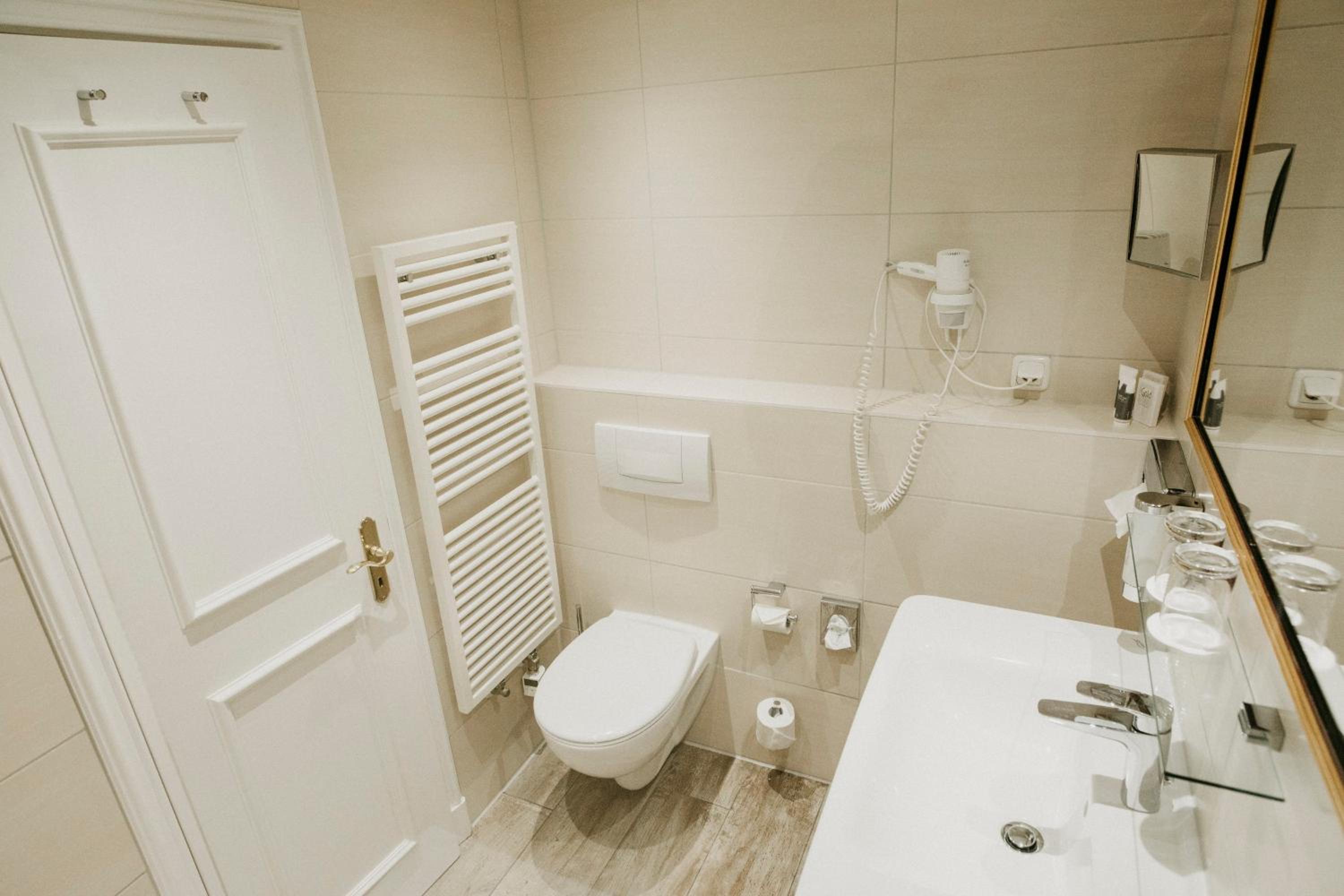 Junior Suite with Lake View - Photo 4