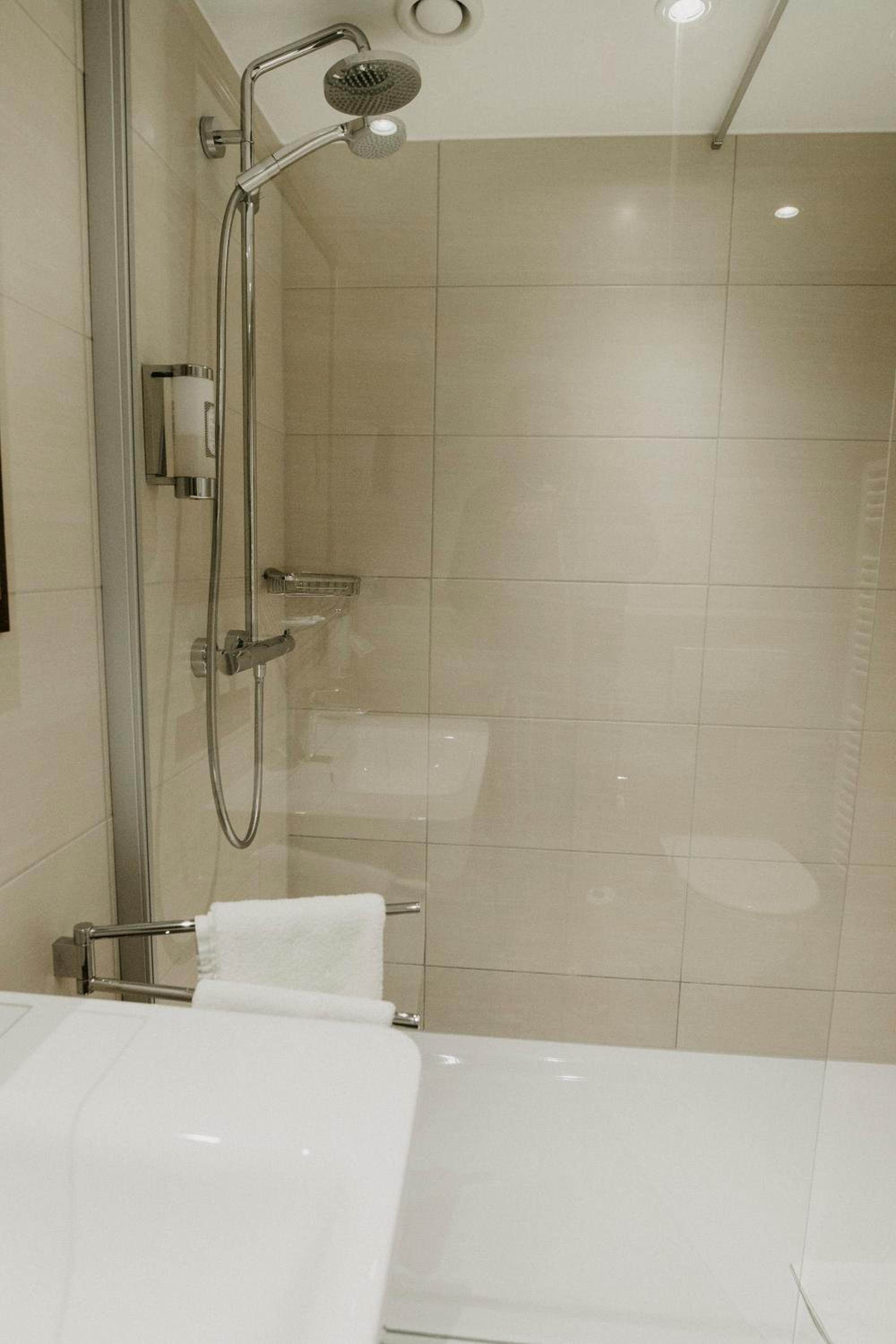 Junior Suite with Lake View - Photo 5