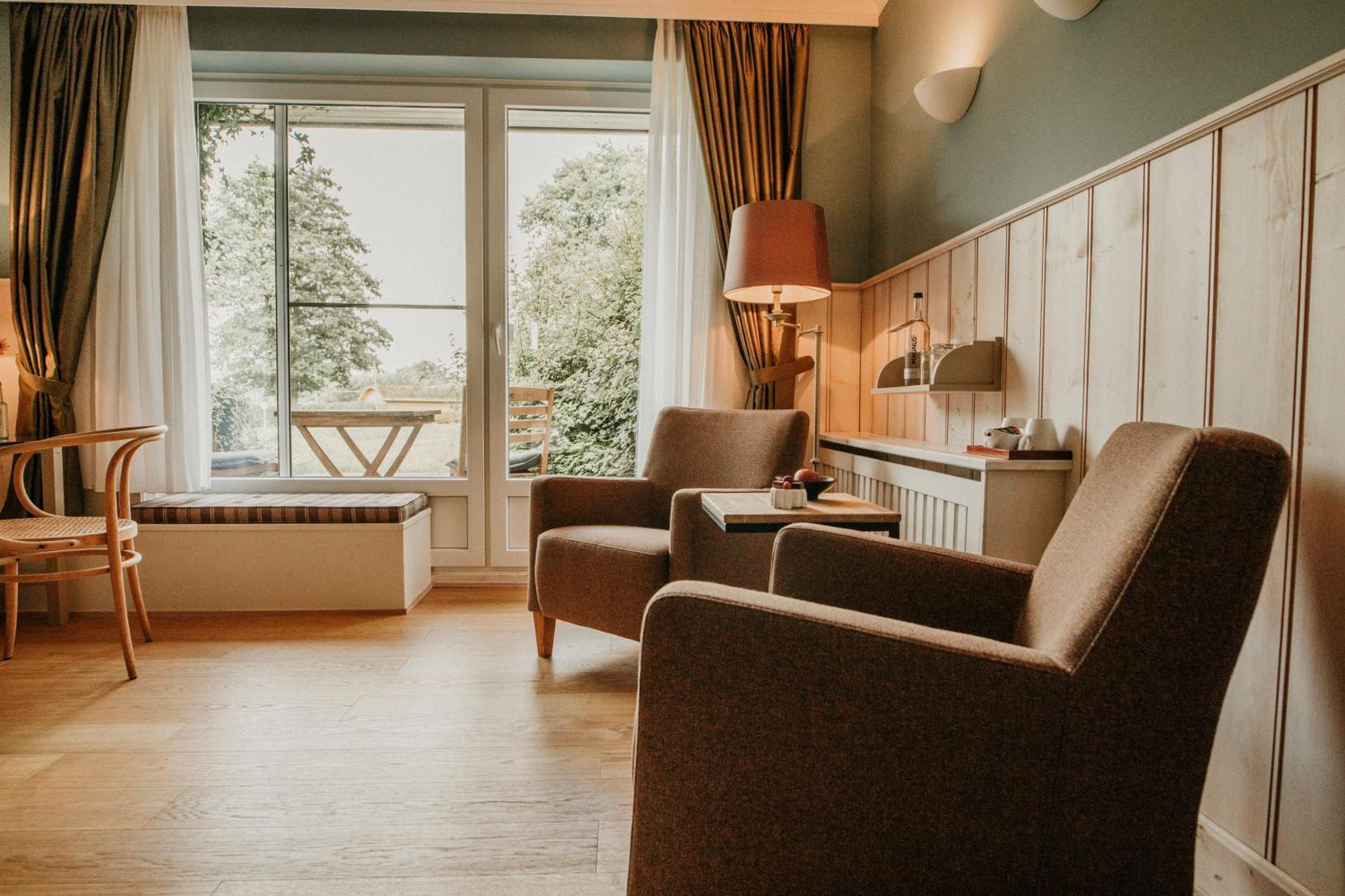 Junior Suite with Lake View - Photo 3