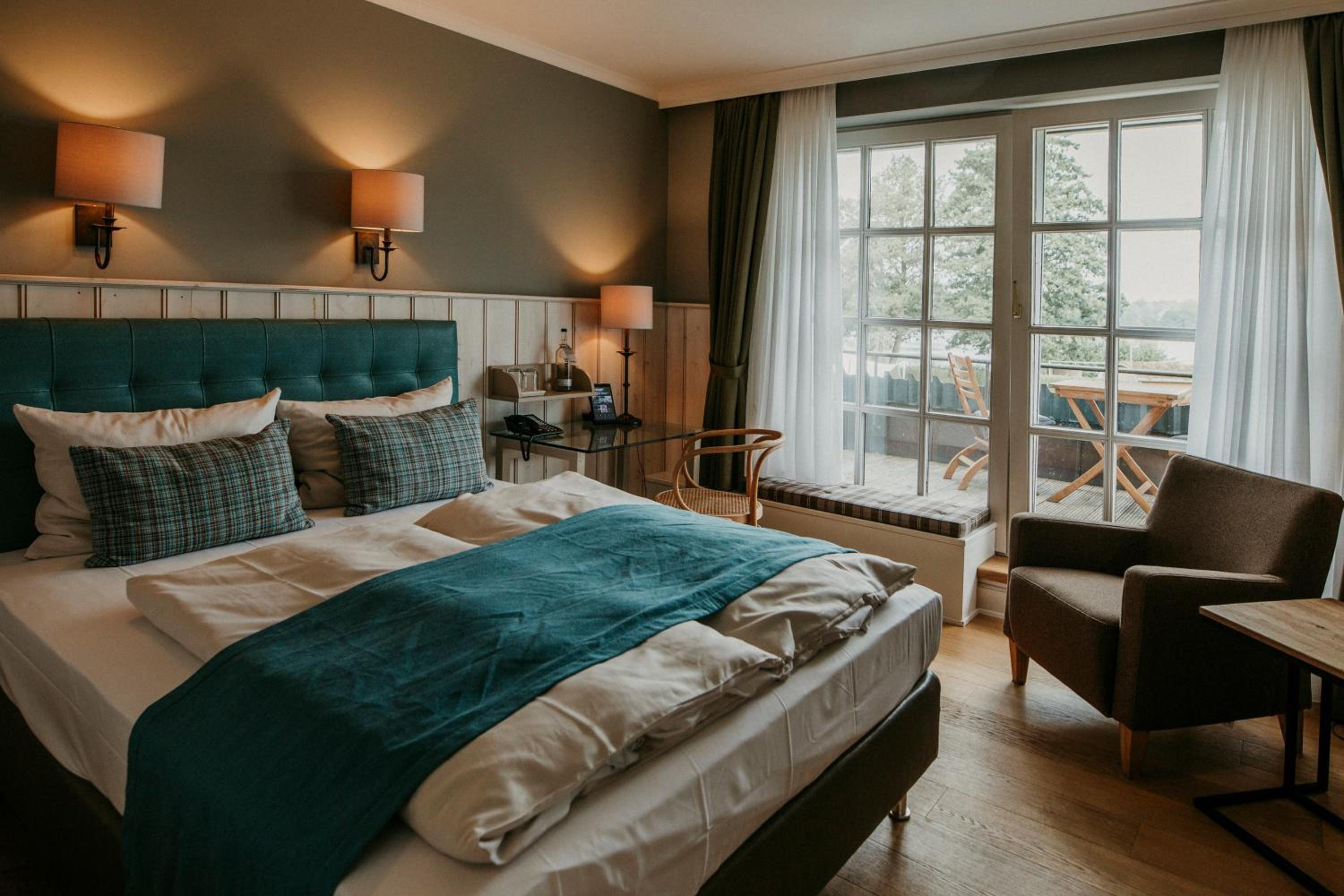 Standard Double Room with Lake View - Photo 3