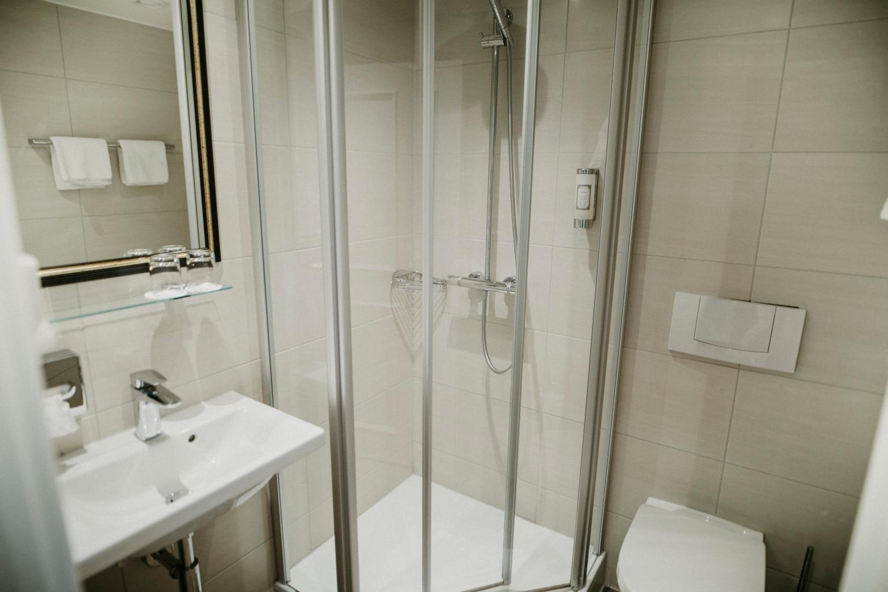 Standard Double Room with Lake View - Photo 5