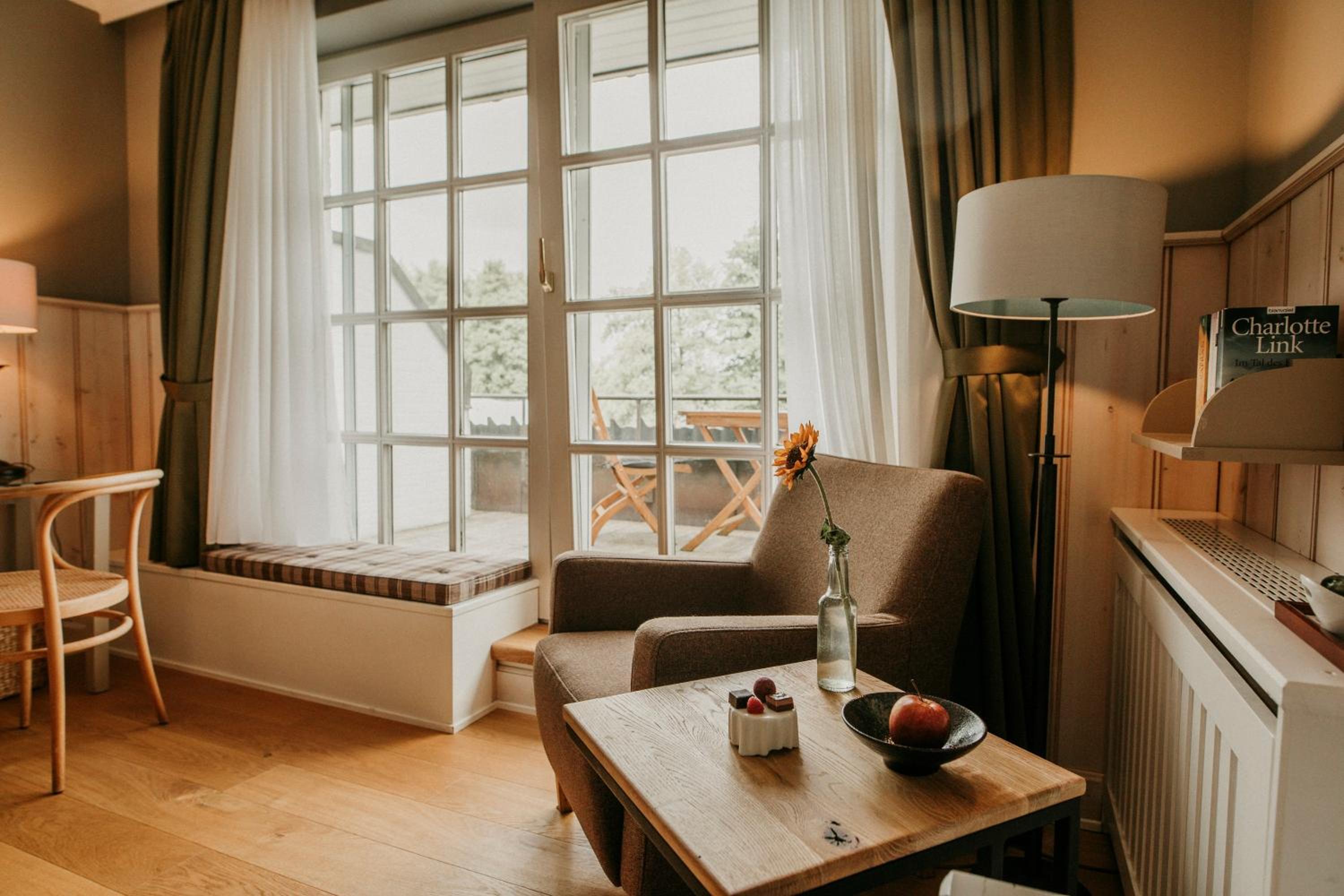 Standard Double Room with Lake View - Photo 1