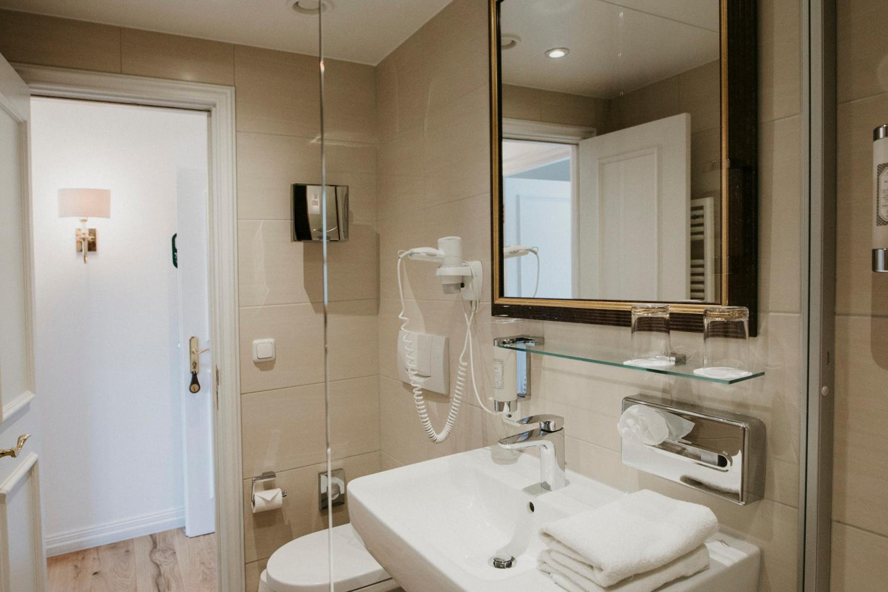 Comfort Double Room with Lake View - Photo 3