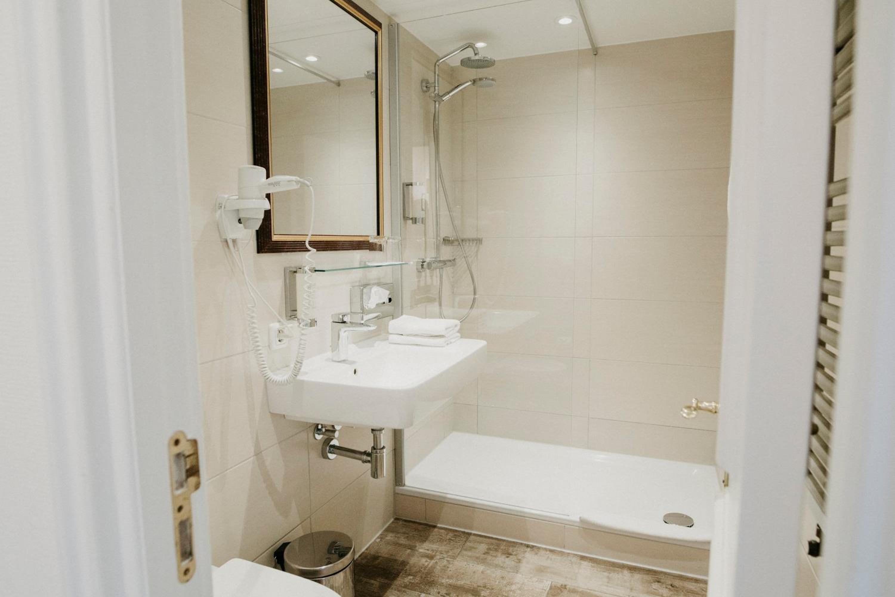 Comfort Double Room with Lake View - Photo 2
