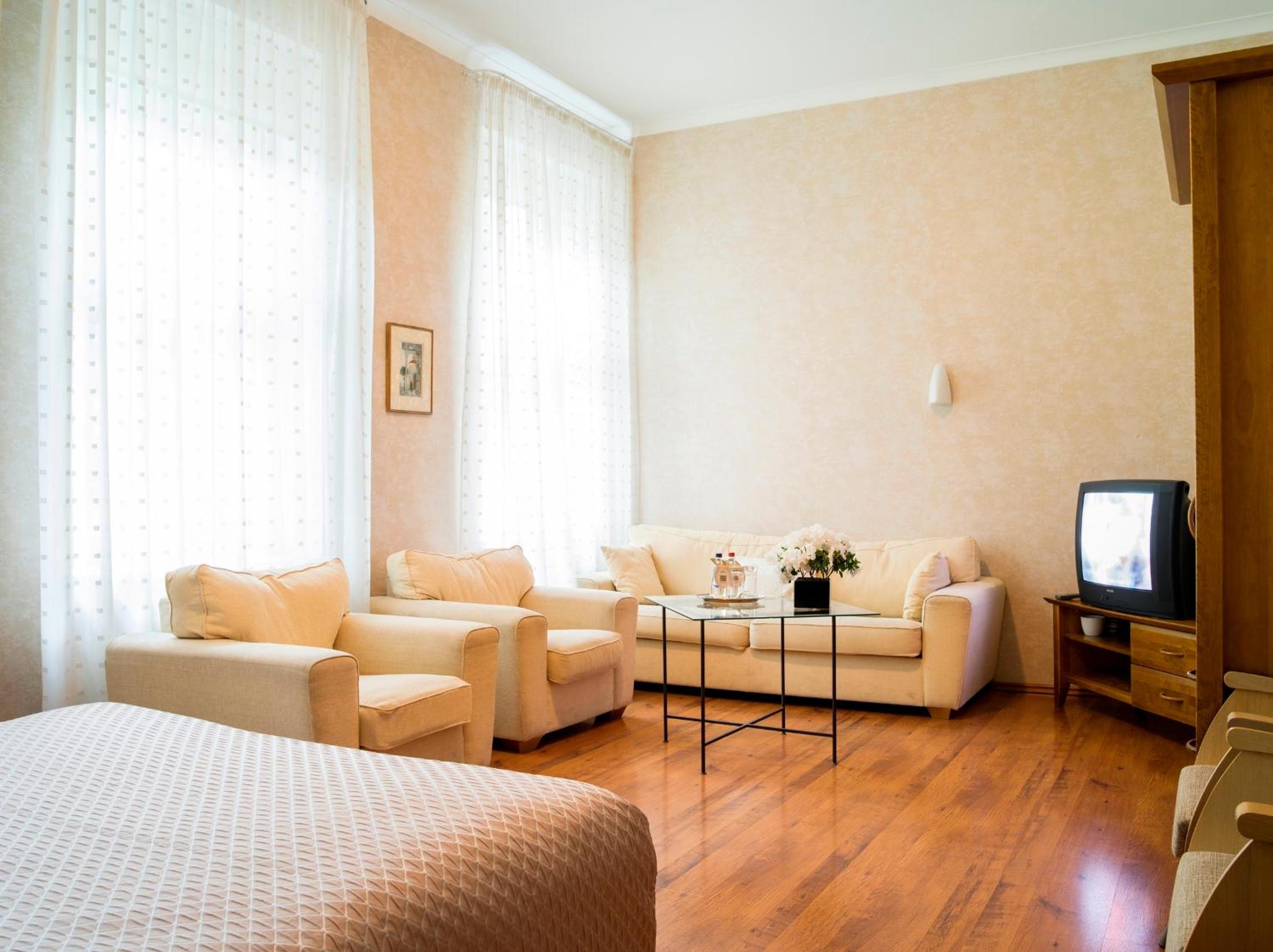 Family Room photo 2