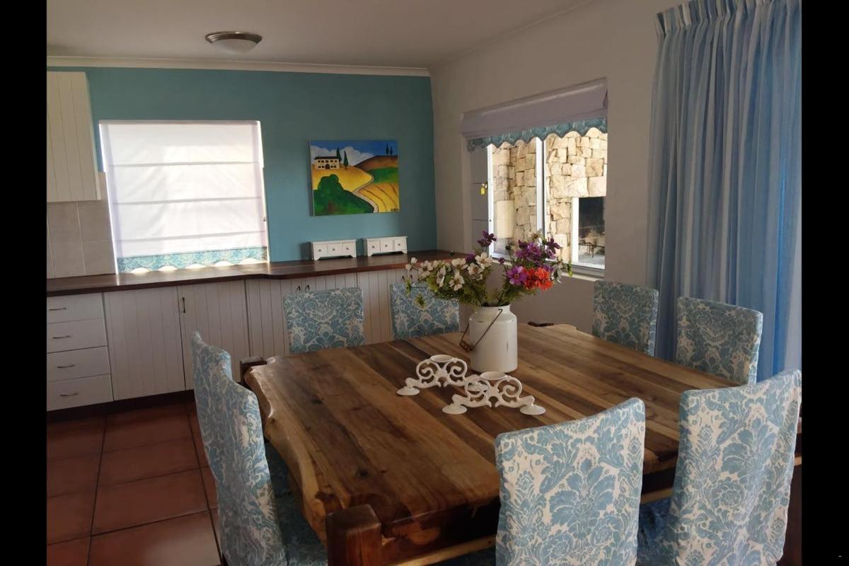 Five-Bedroom House photo 3