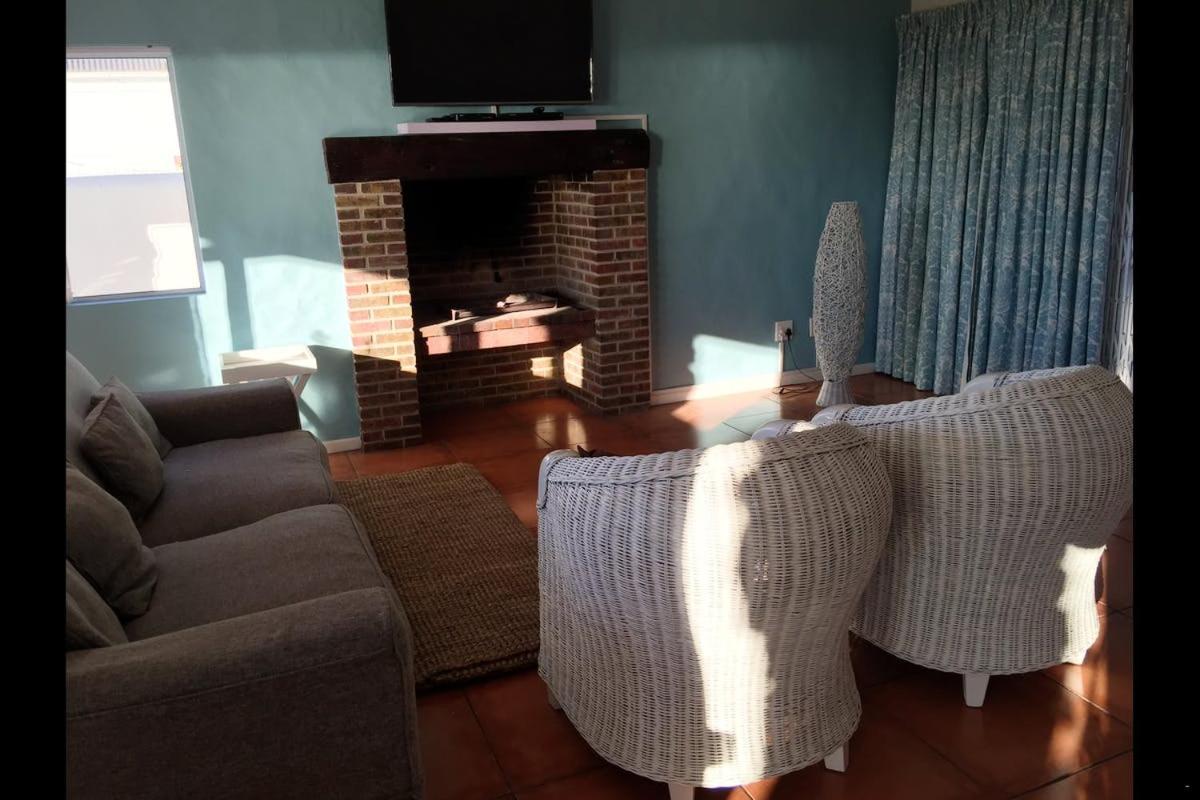 Five-Bedroom House photo 2