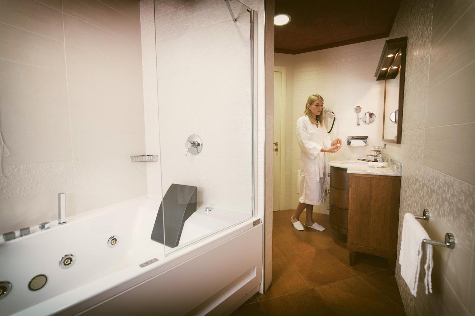 Suite - Photo 12