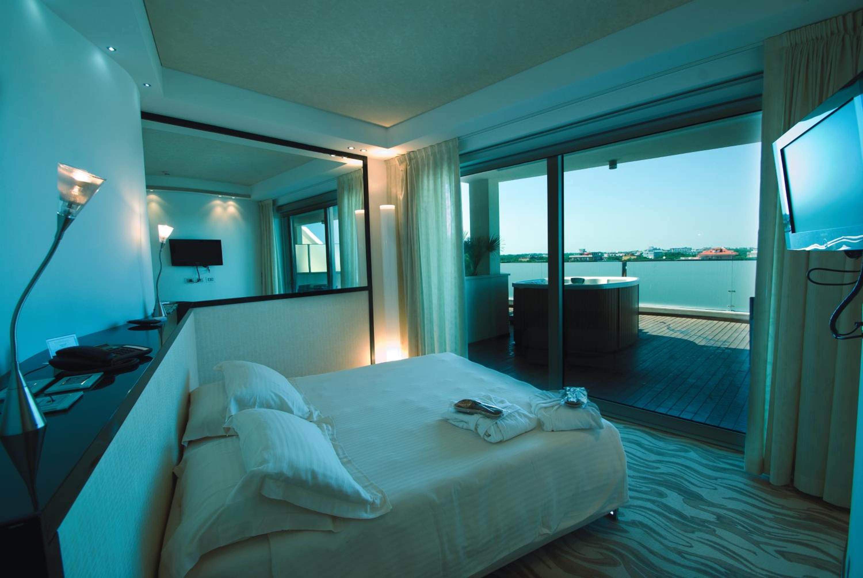 Luxury Suite - Top Floor (2 Adults) - Photo 2