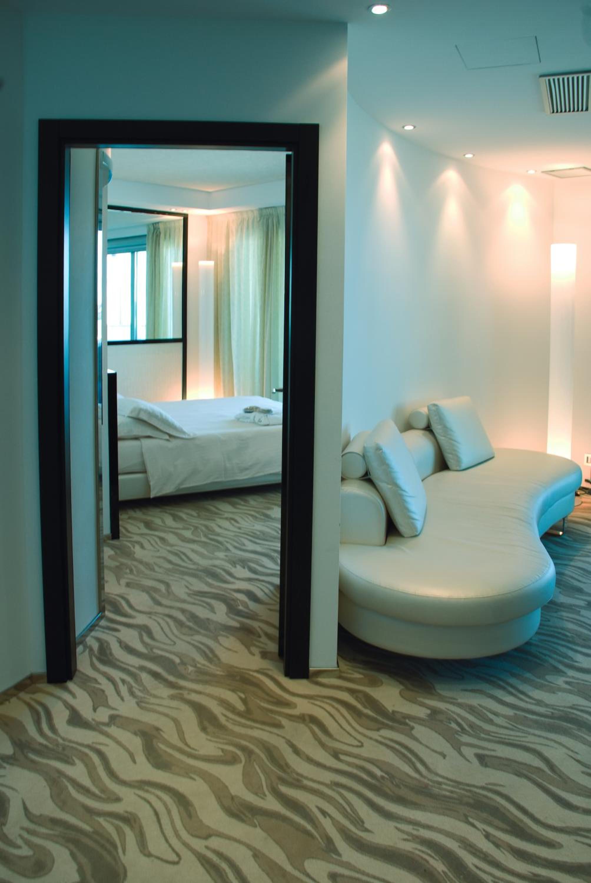 Luxury Suite - Top Floor (2 Adults) - Photo 1