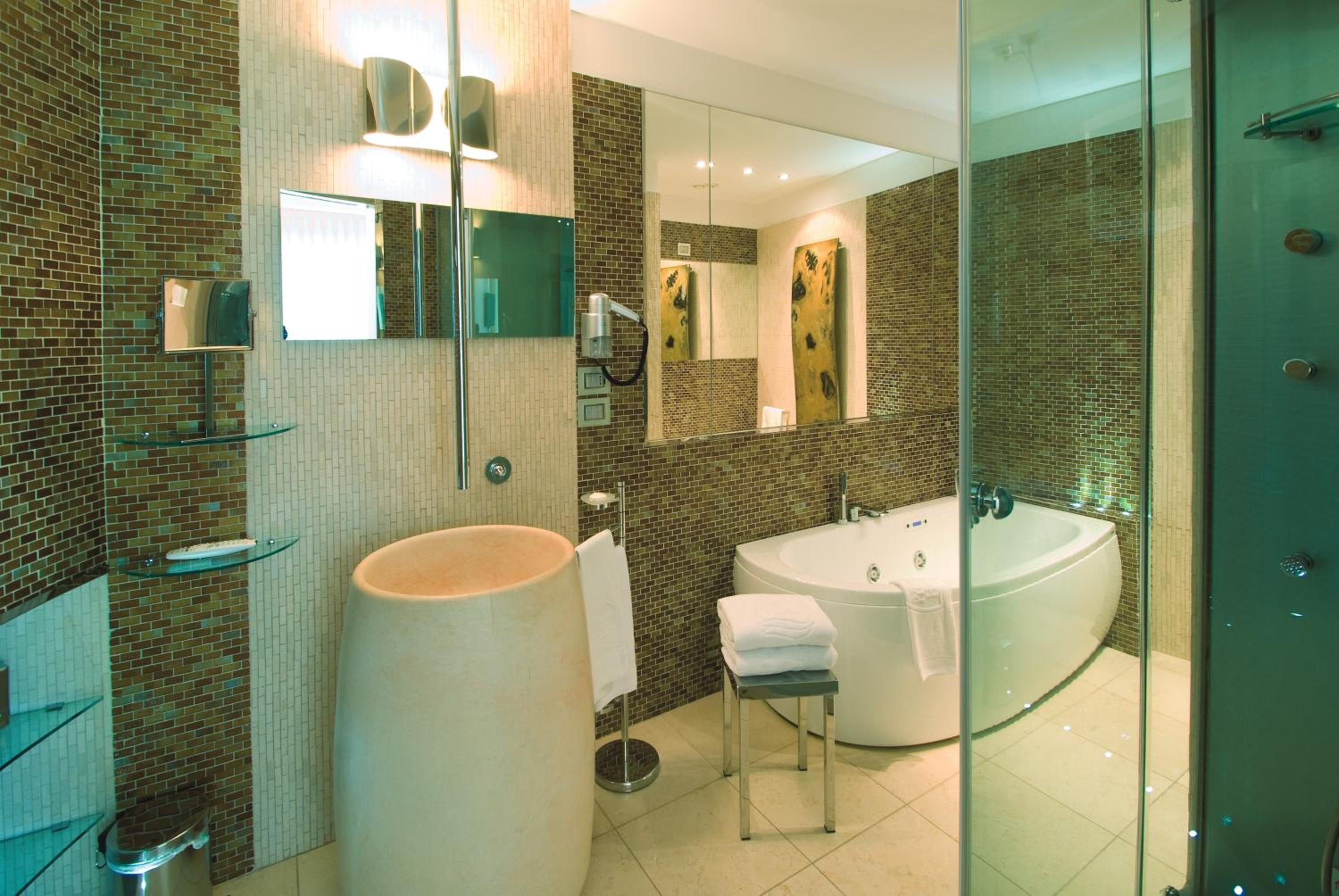 Luxury Suite - Top Floor (2 Adults) - Photo 4