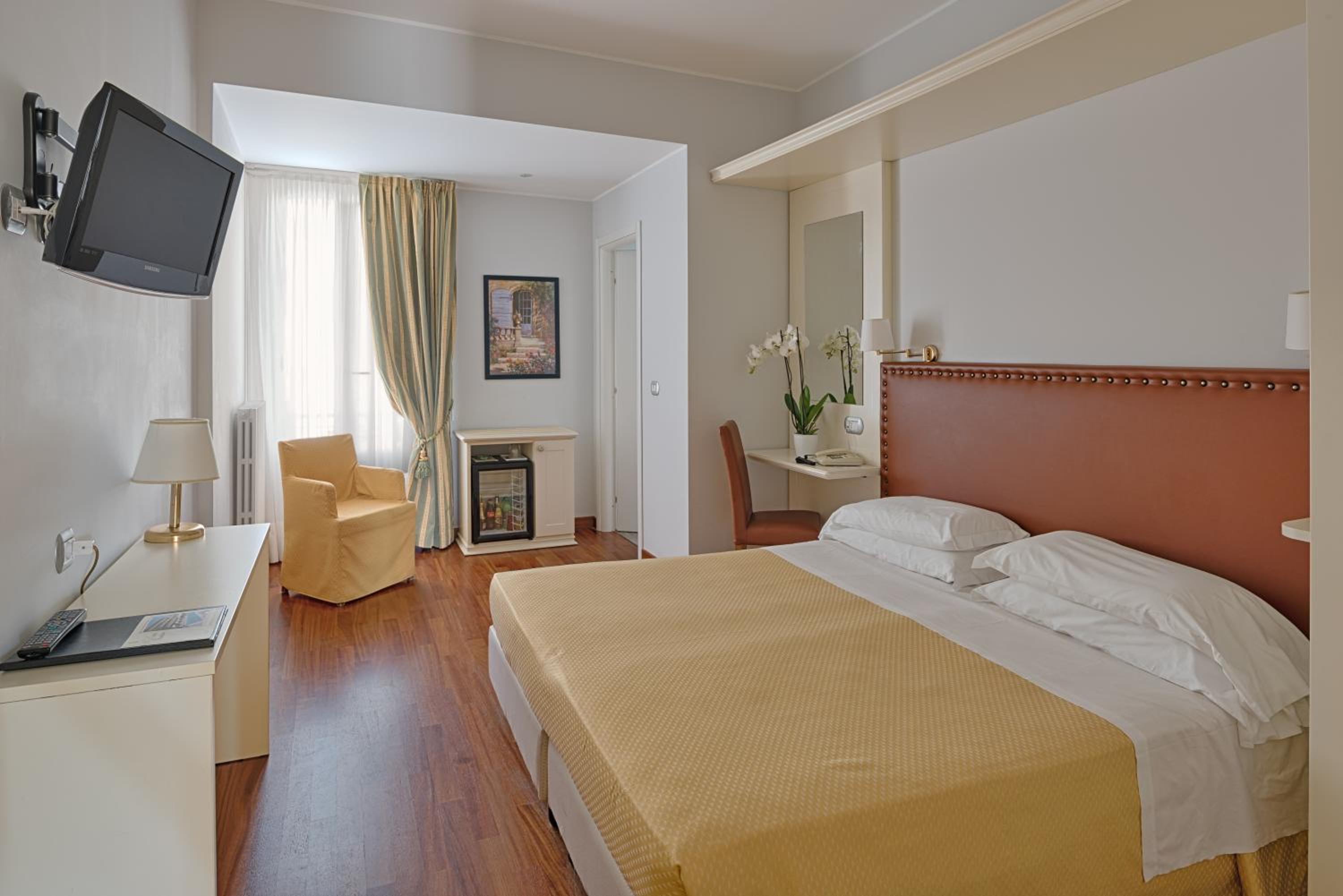 Standard Double Room - Photo 8