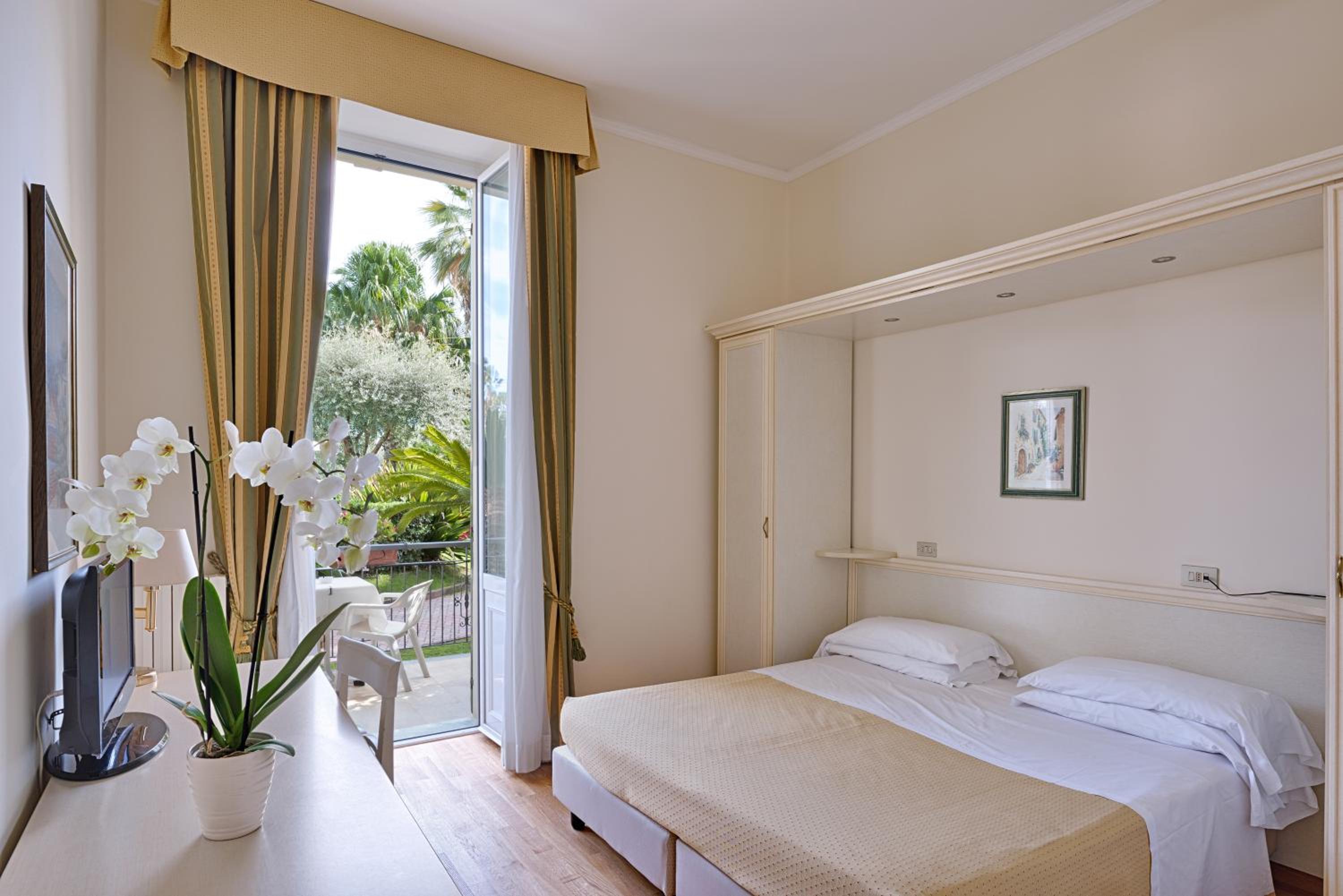 Double Room with Balcony - Photo 1