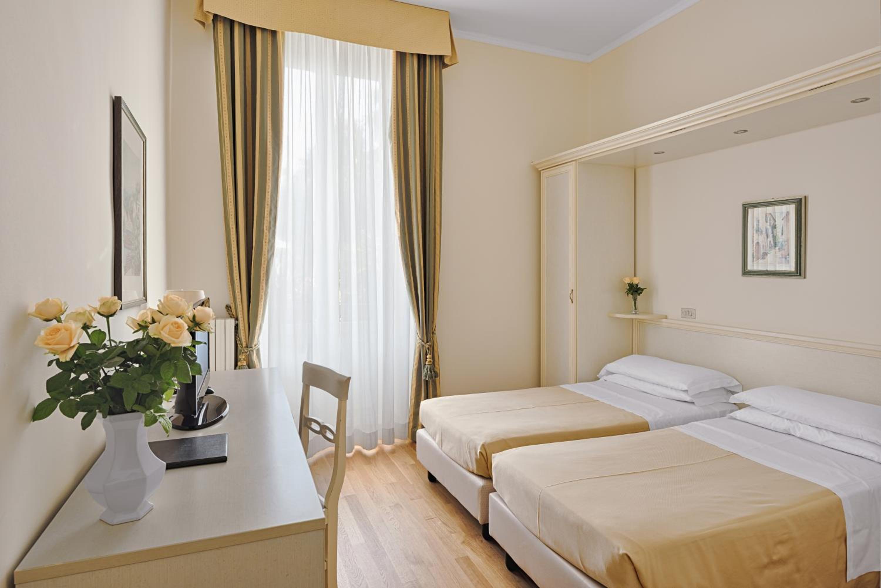 Double Room with Balcony - Photo 11