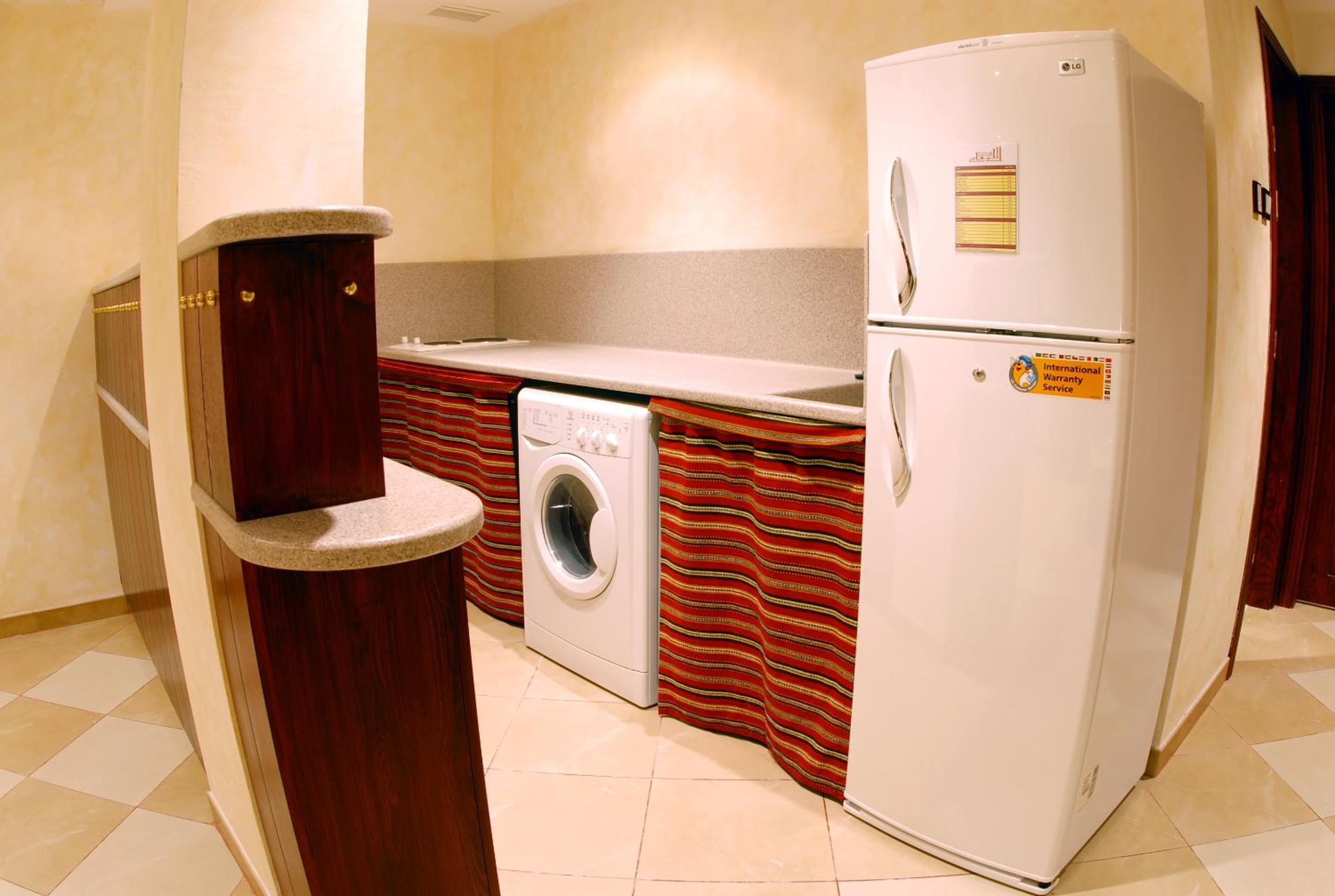 Deluxe Family Suite - Photo 11