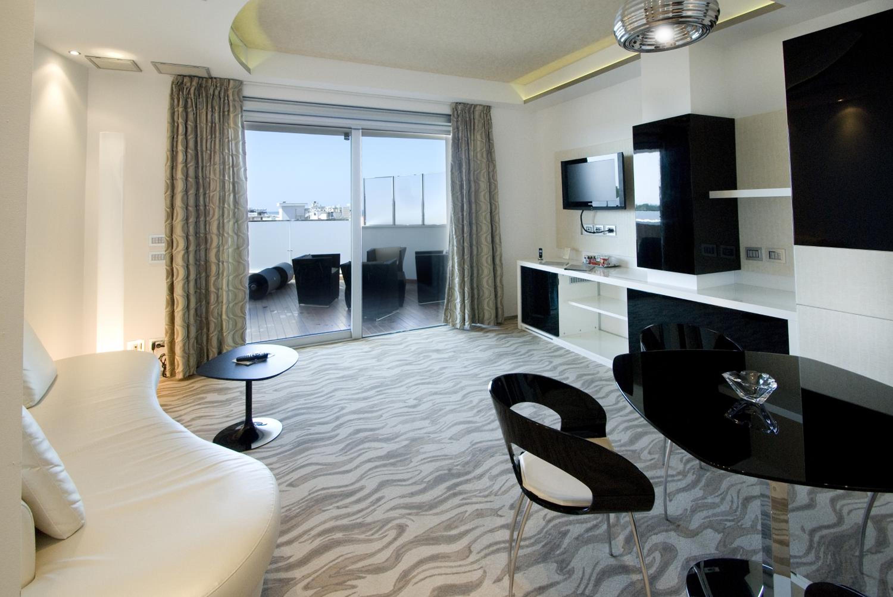 Luxury Suite - Top Floor (2 Adults) - Photo 6