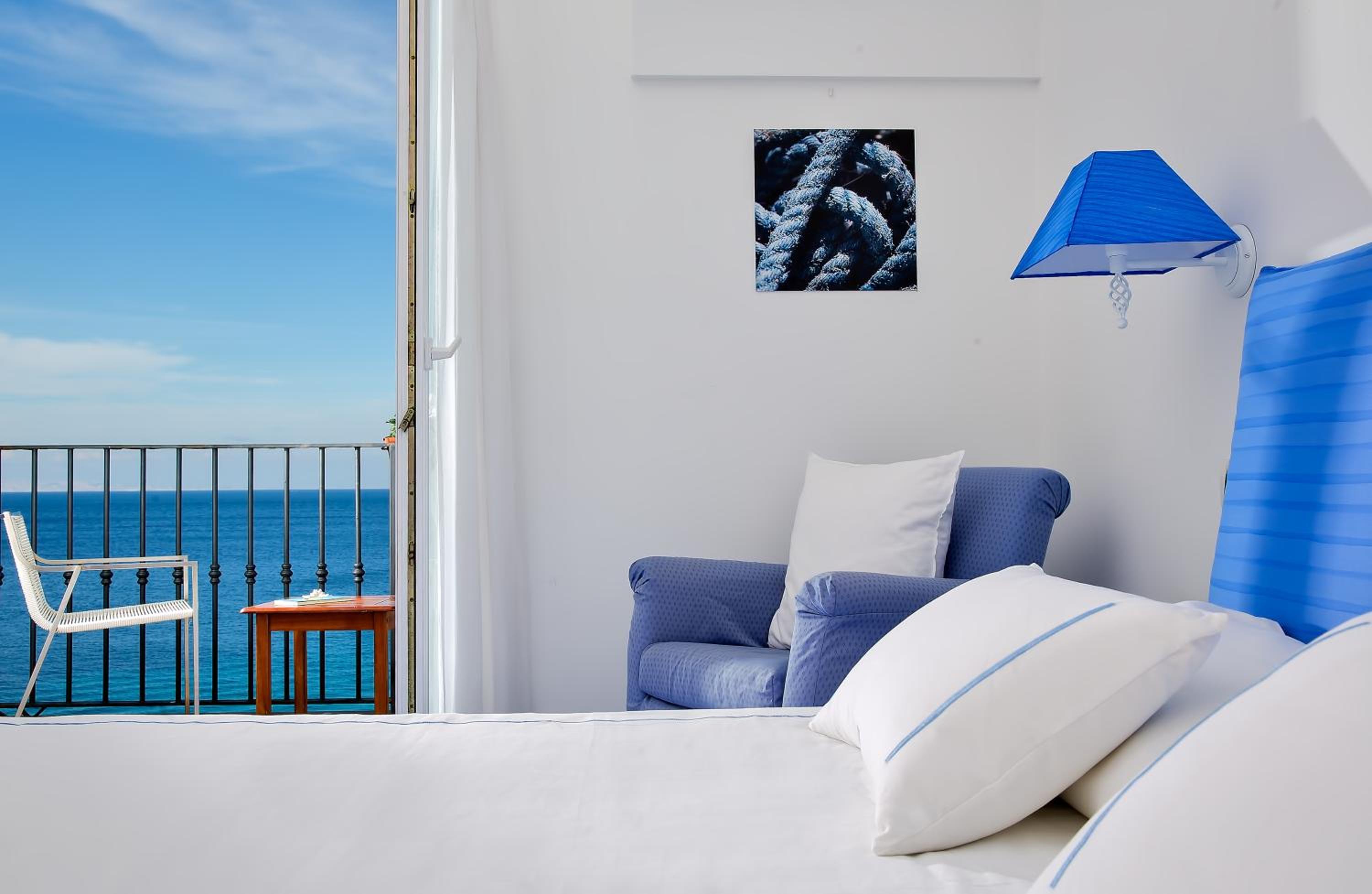 Superior Double Room with Sea View - Photo 7