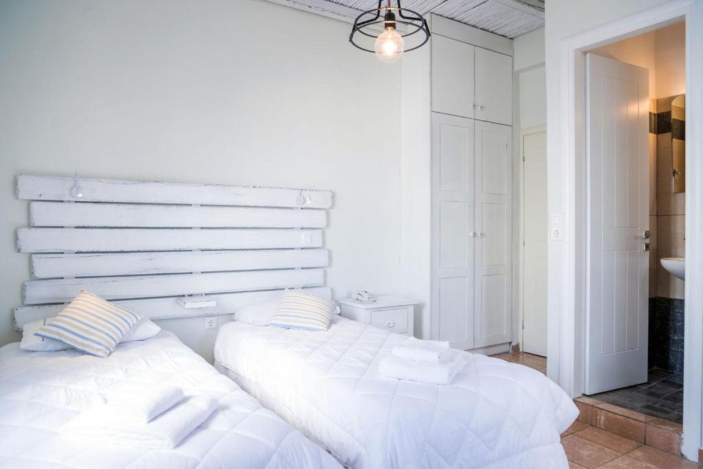 Superior Room (queen or twin) with Caldera View - Photo 4