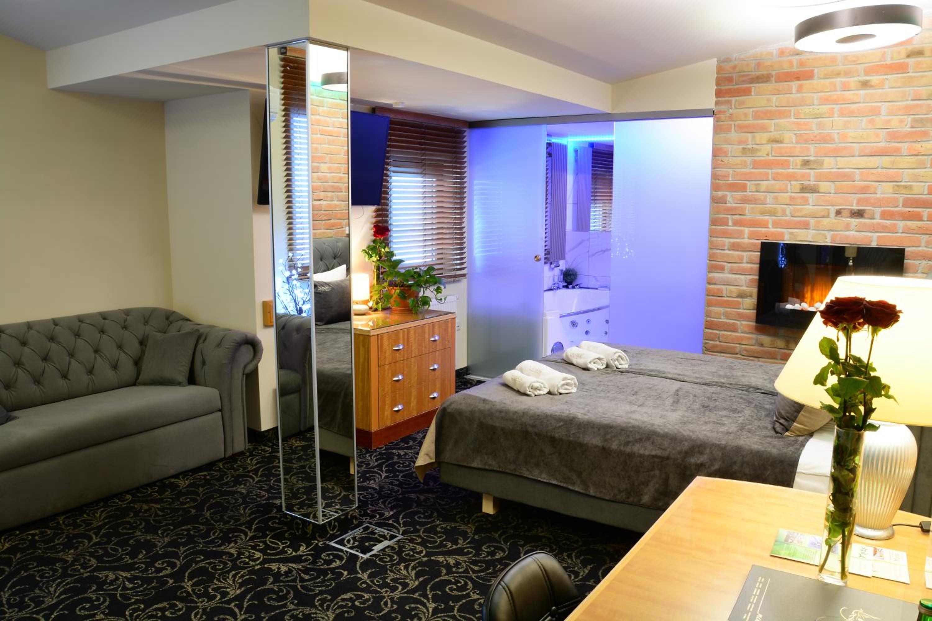 Deluxe Apartment with Fireplace and Hot Tub