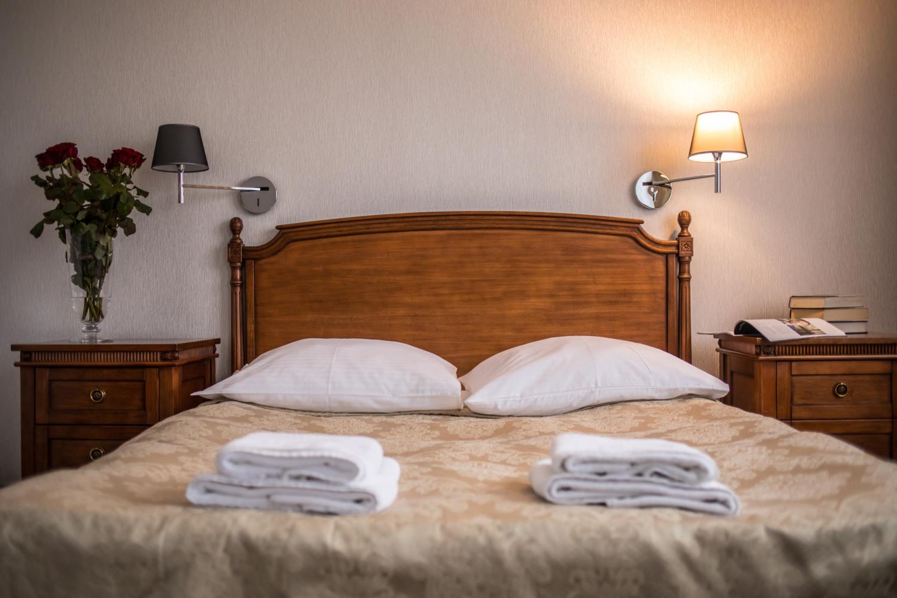 Deluxe Double Room - Photo 11