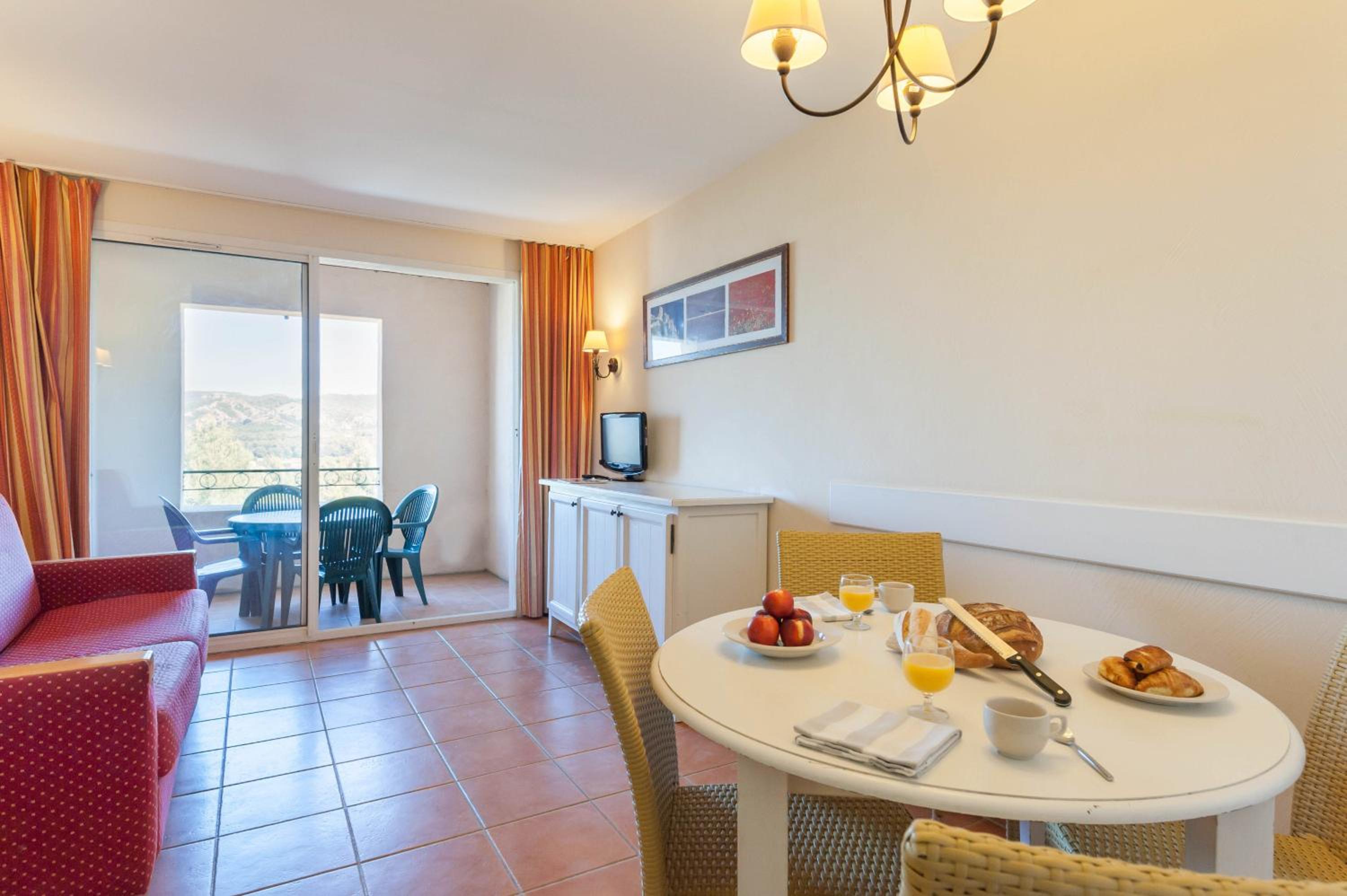 One-Bedroom Apartment with Terrace or Balcony (4 People) - Photo 2