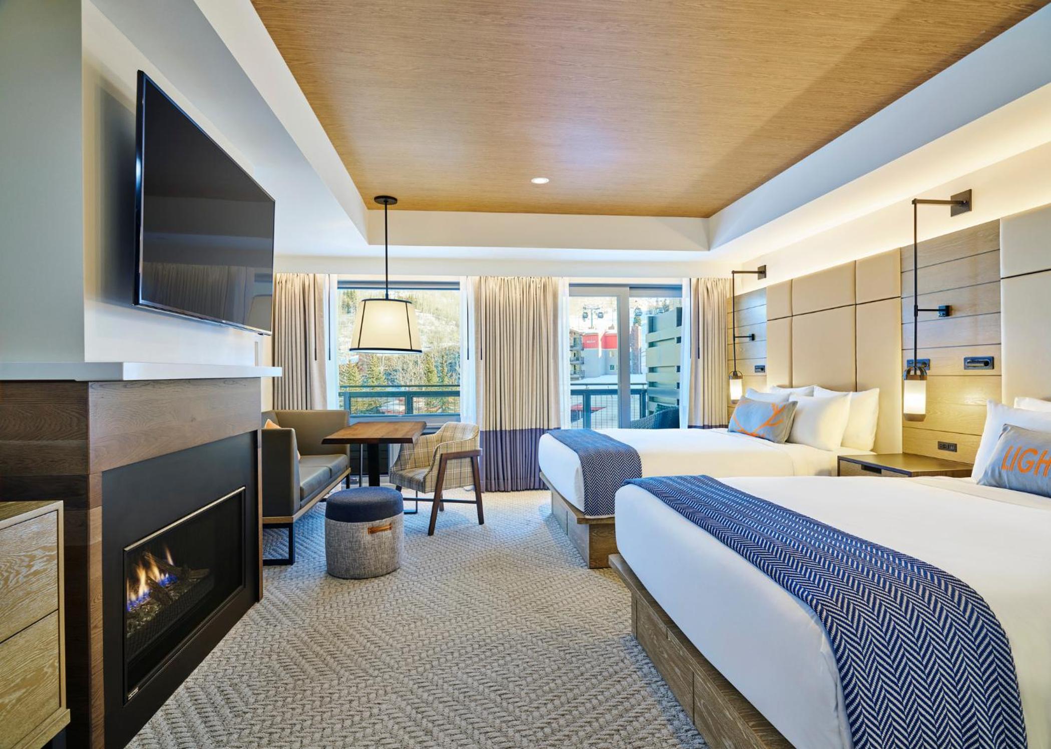 Luxury Queen Room with Fireplace photo 1
