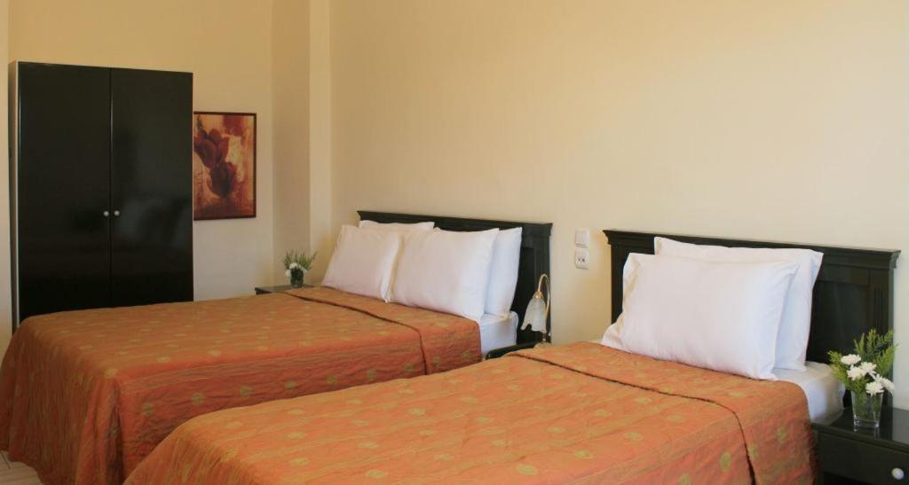 Standard Triple Room with Pool View - Photo 7