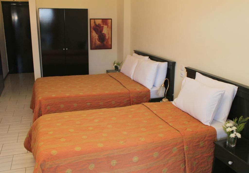 Standard Triple Room with Pool View - Photo 6