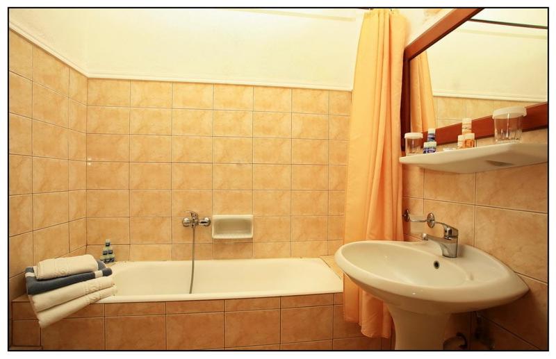 Standard Triple Room with Pool View - Photo 8