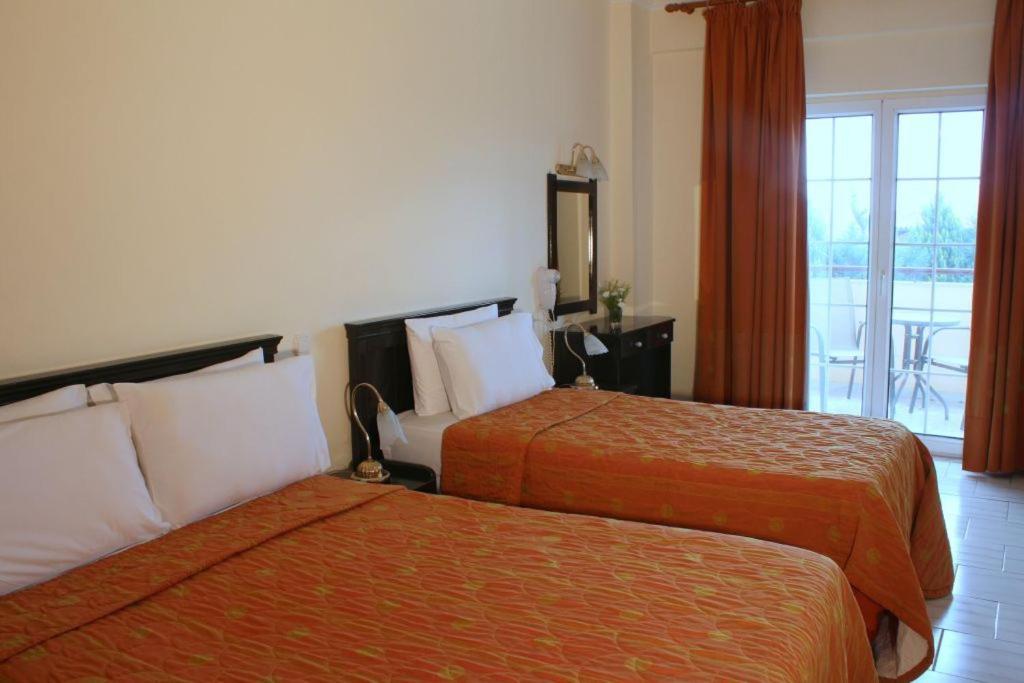 Standard Triple Room with Meteora View - Photo 4