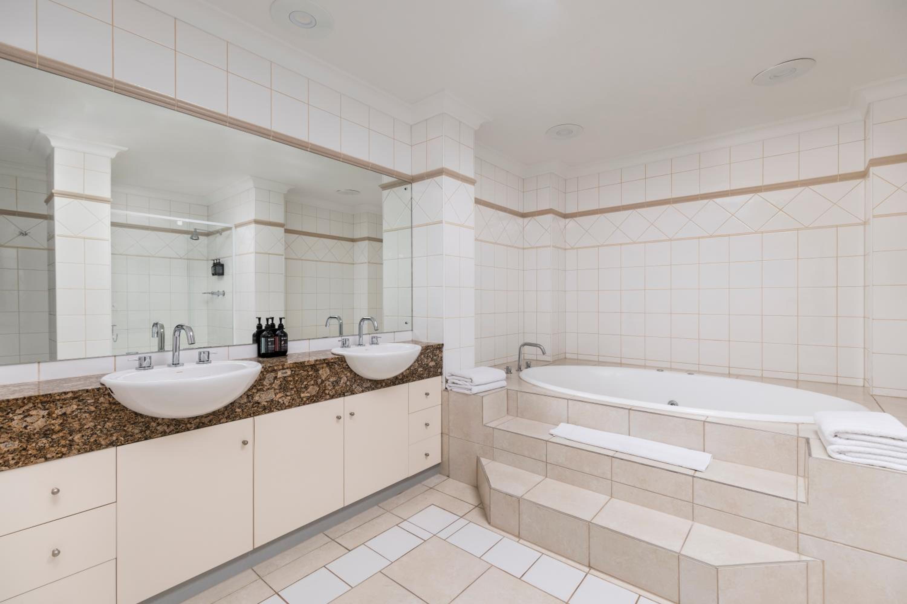 One-Bedroom Apartment with Spa Bath thumbnail 5